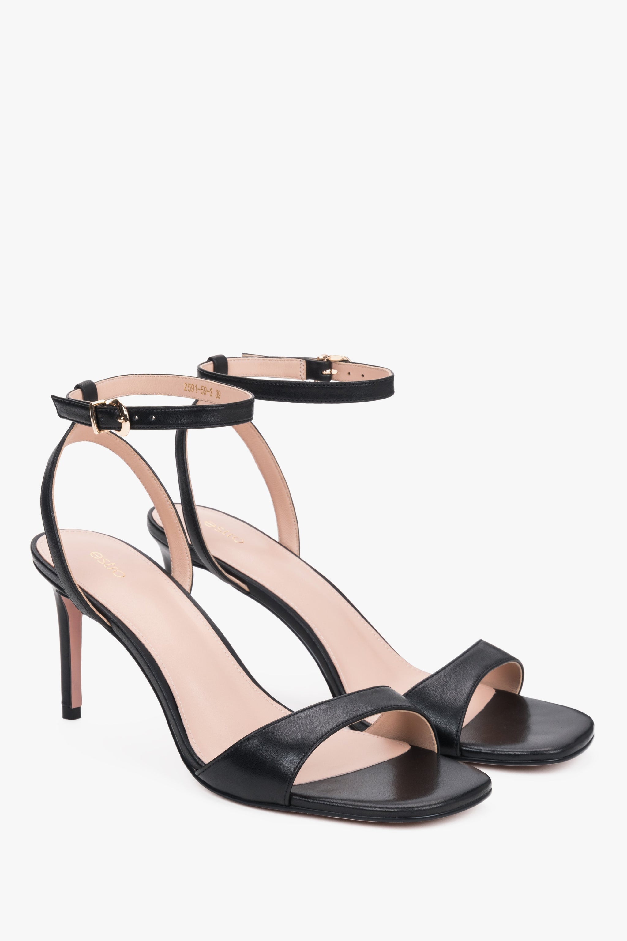 Draufsicht auf das Paar schwarzer Sandalen mit edler Chevro-Leder-Innensohle.