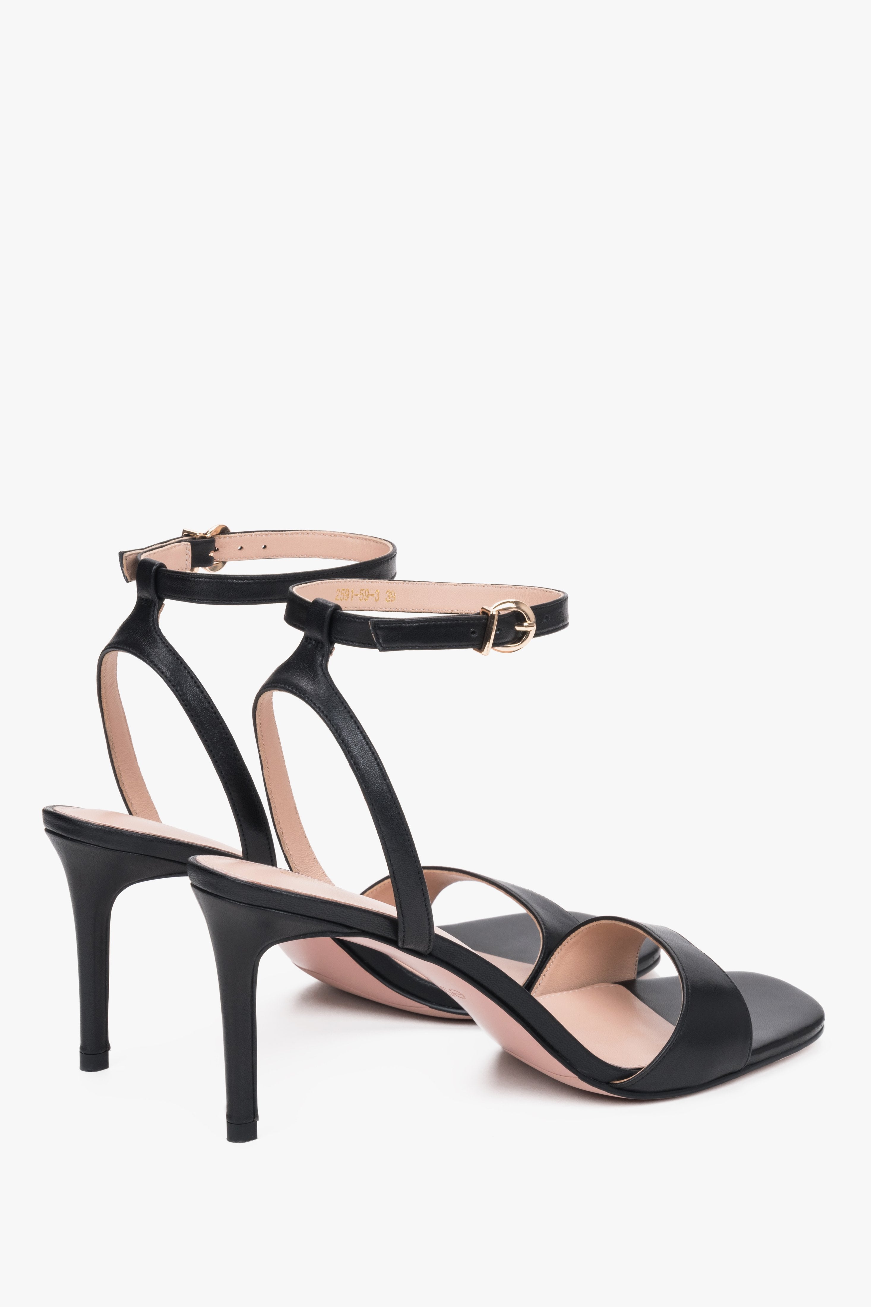 Rückansicht der Stiletto-Sandalen mit verstellbarem Fesselriemen.