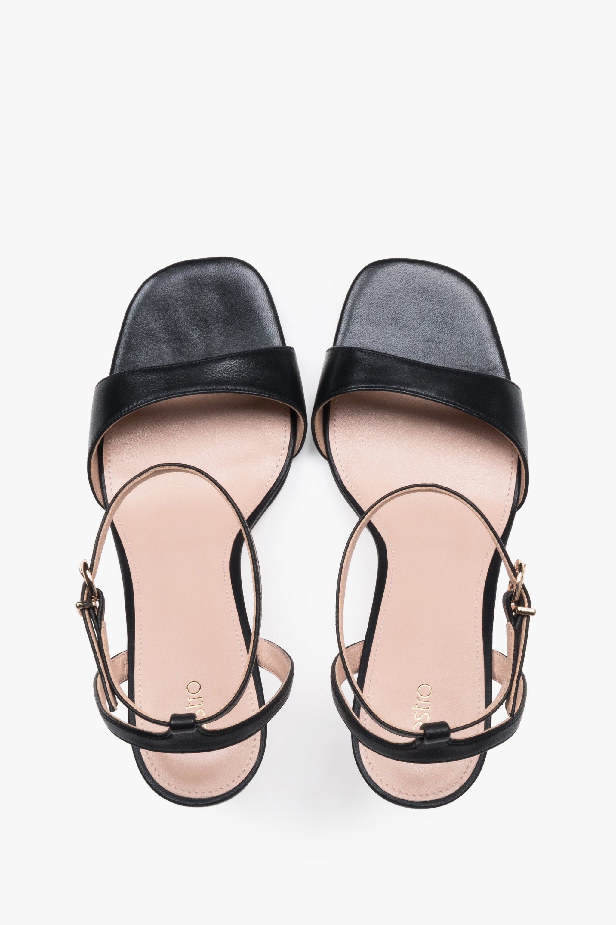 Draufsicht auf das Paar schwarzer Sandalen mit edler Chevro-Leder-Innensohle.