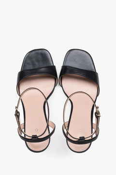 Draufsicht auf das Paar schwarzer Sandalen mit edler Chevro-Leder-Innensohle.