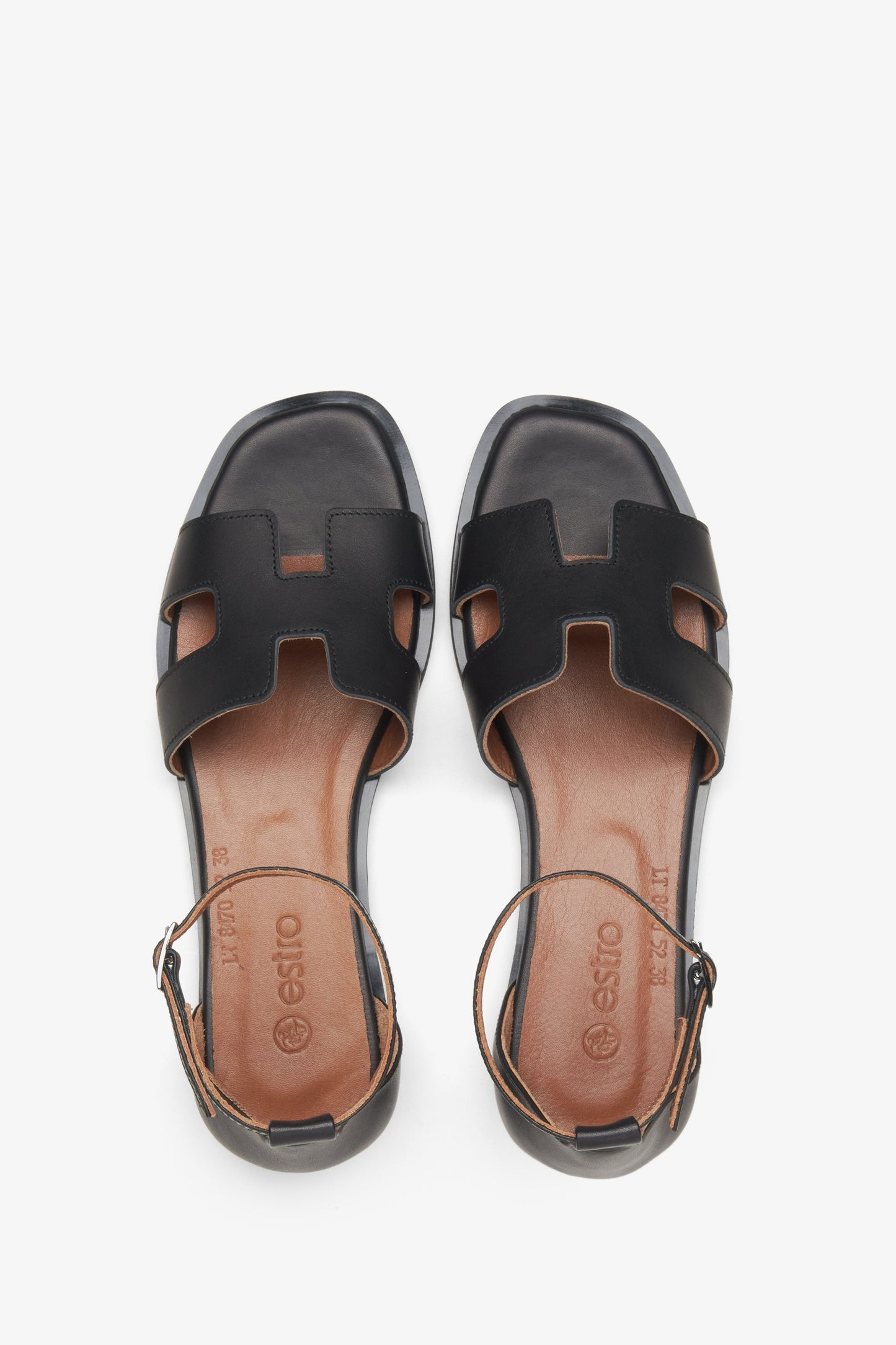 Die schwarzen Leder-Sandalen von Estro von oben betrachte.
