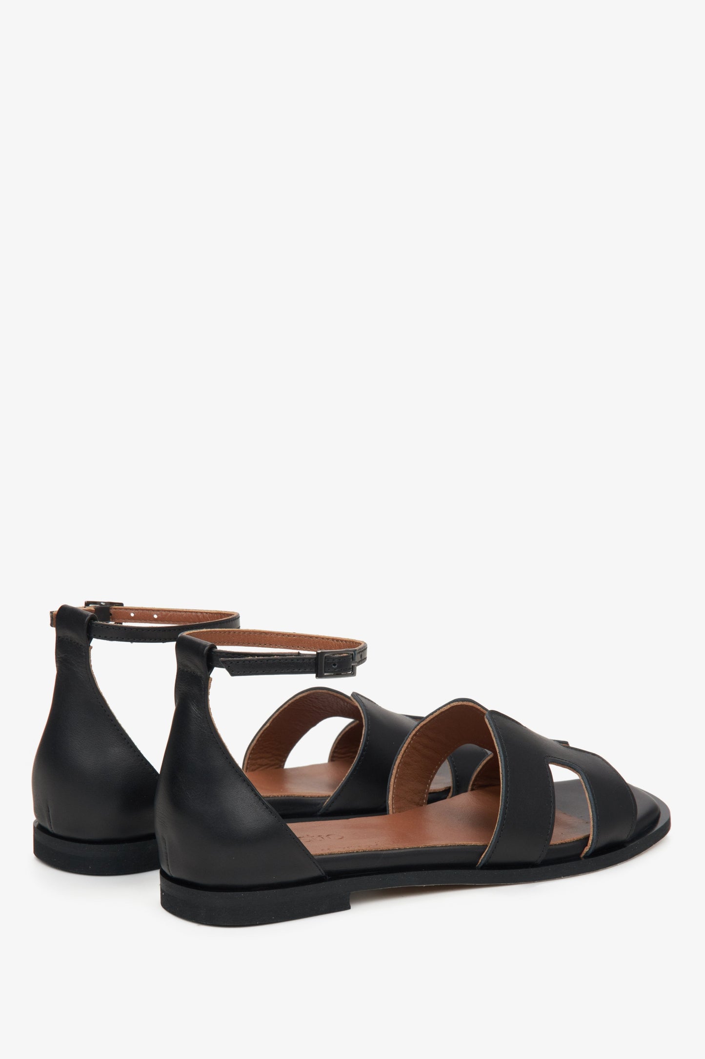 Nahaufnahme der Rückseite der schwarzen Damen-Sandalen von Estro.