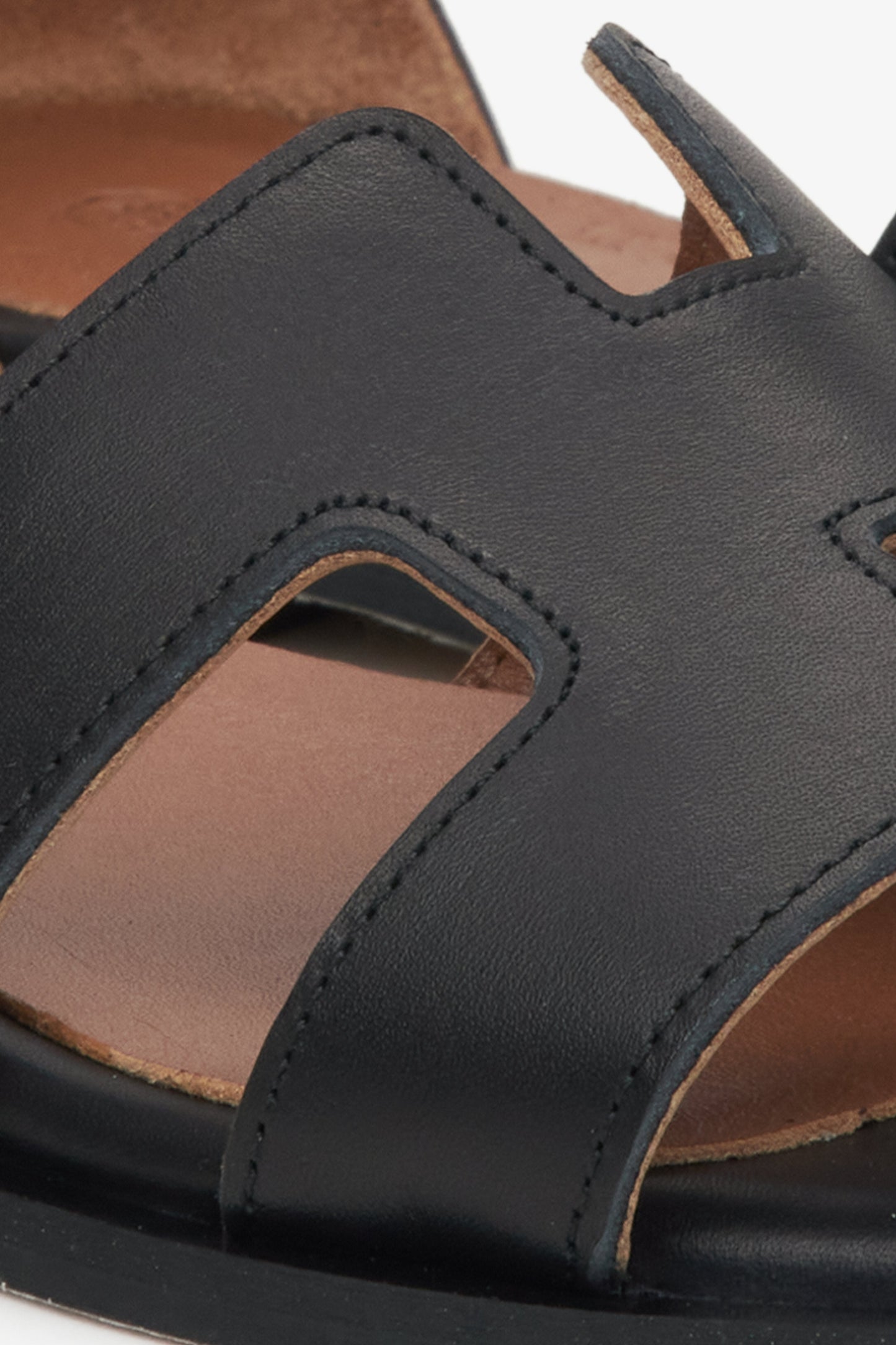 Nahaufnahme der Details der Estro Leder-Sandalen für Damen.