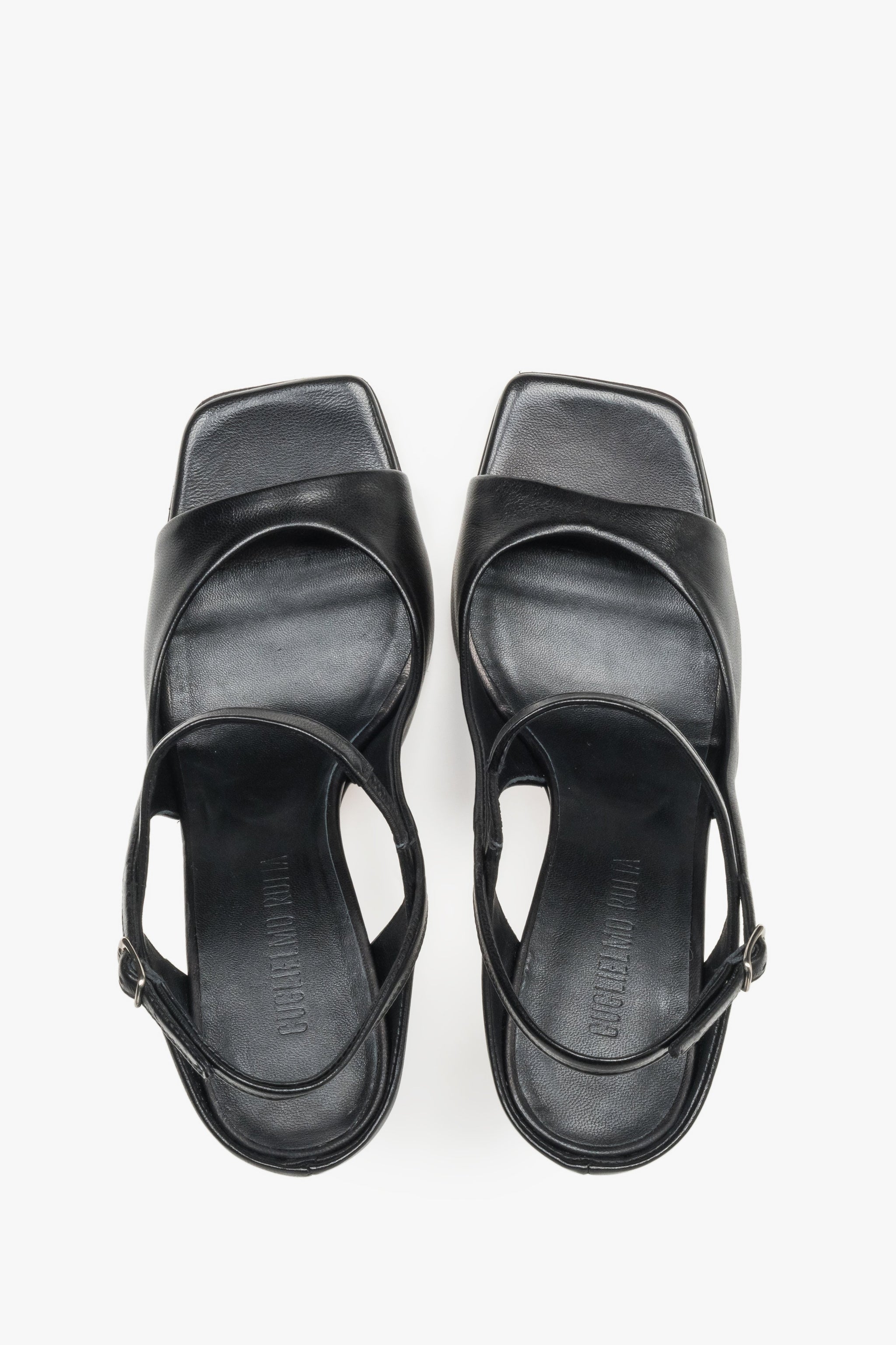 Paar schwarze Sandaletten aus italienischem Leder von oben