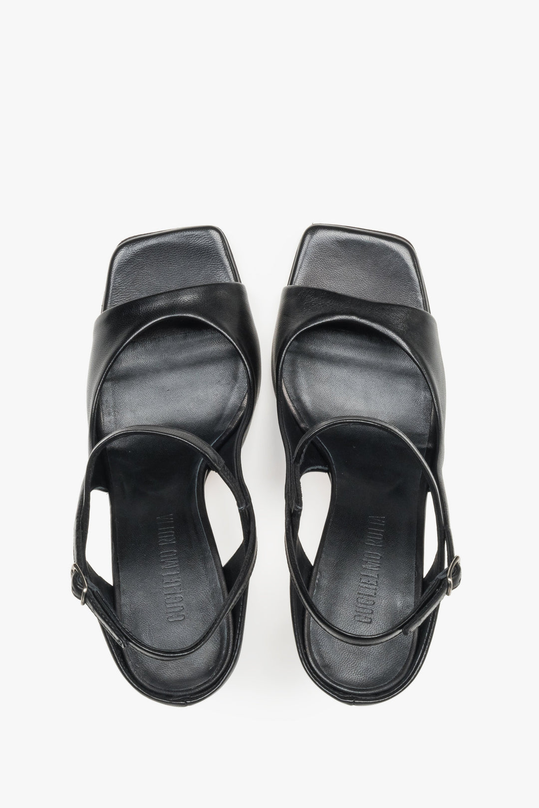 Paar schwarze Sandaletten aus italienischem Leder von oben