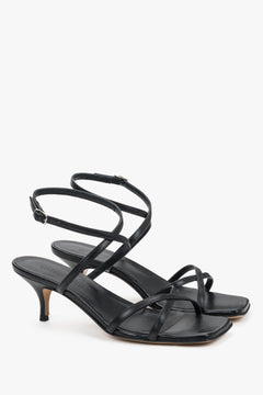 Schwarze Premium-Leder-Sandaletten mit gekreuzten Riemen