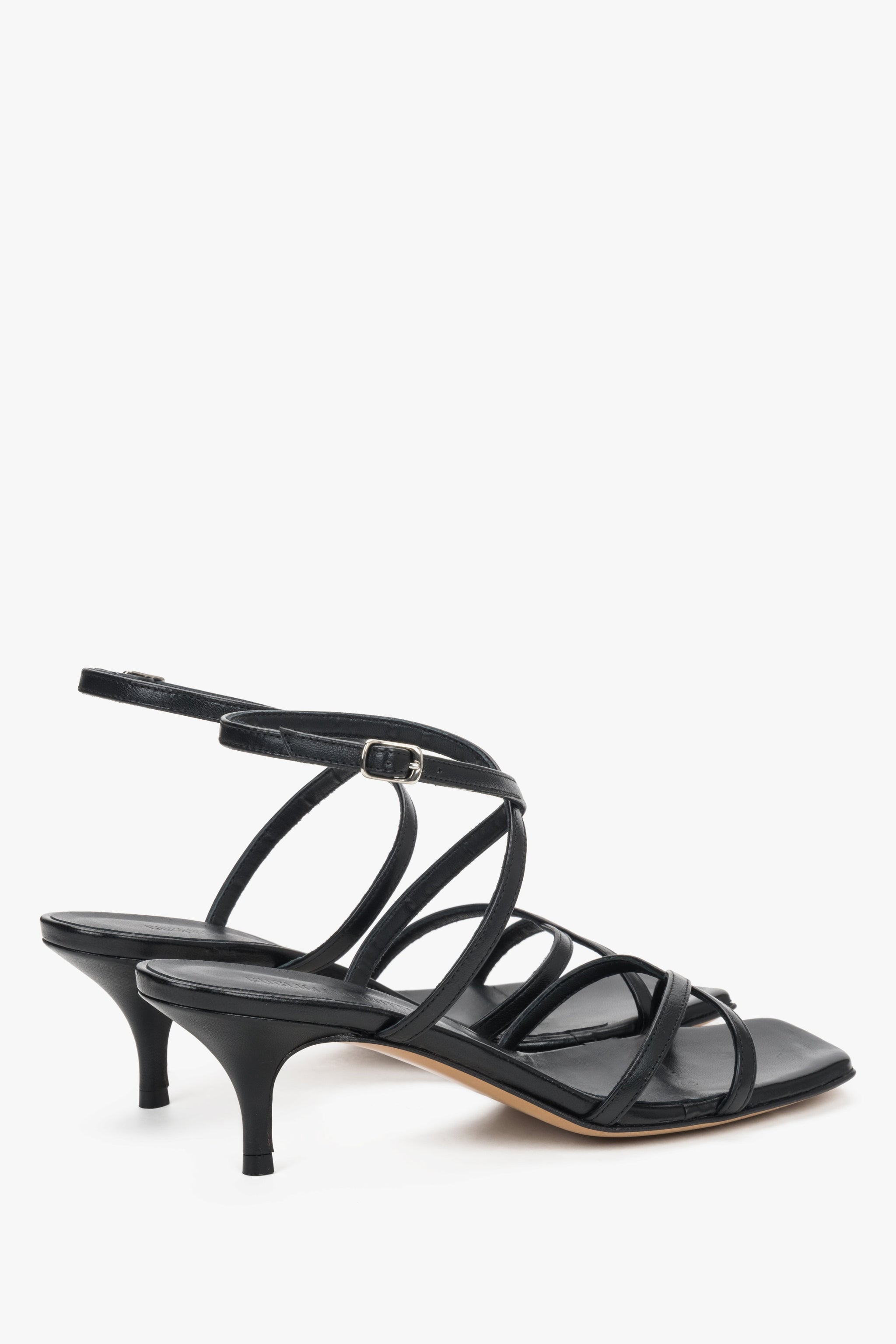 Schwarze Ledersandaletten mit Schnalle und elegantem Absatz