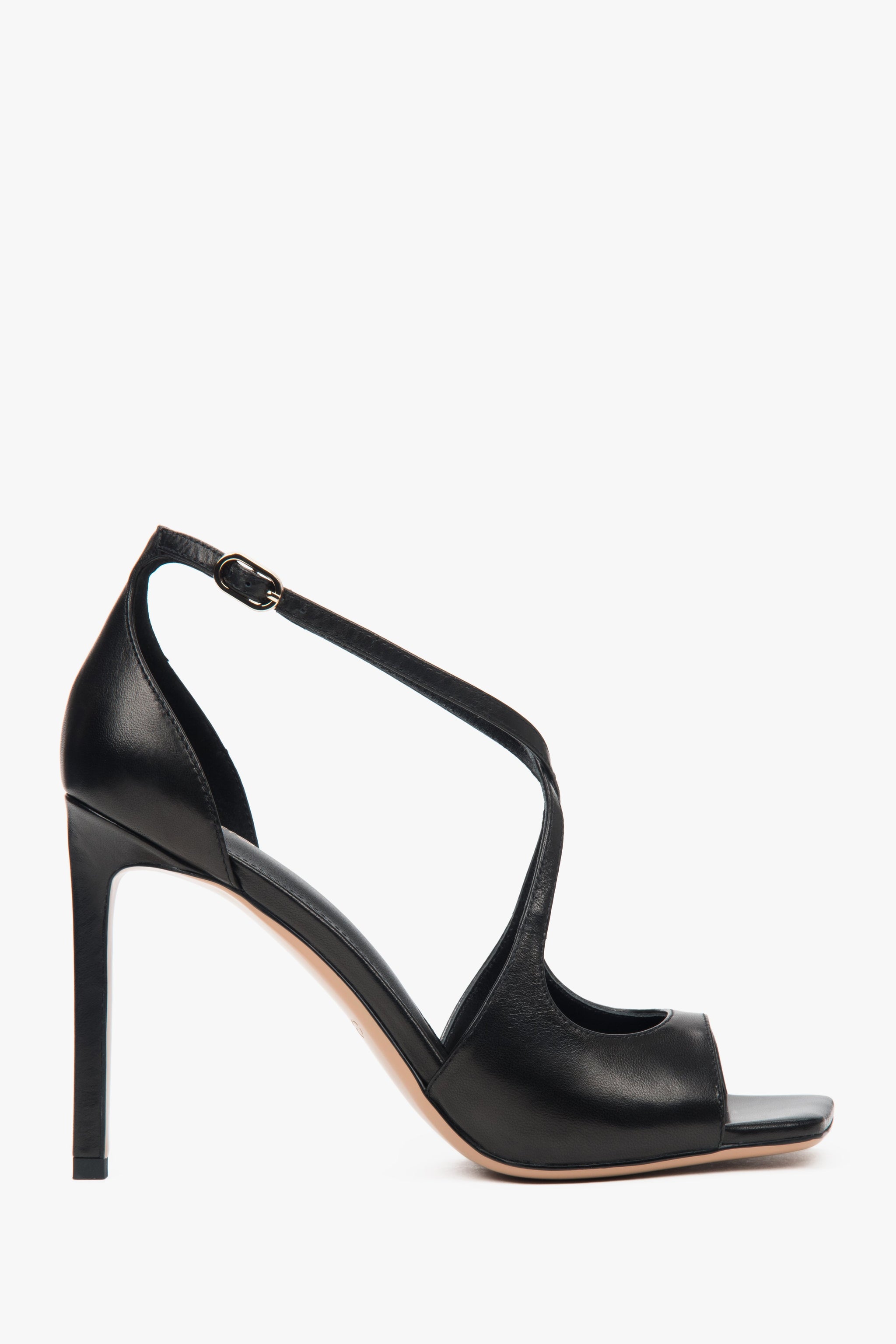 Schwarze Damen-Sandaletten von Estro mit hohem Stiletto-Absatz und dekorativem Verschluss.