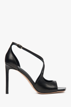 Schwarze Damen-Sandaletten von Estro mit hohem Stiletto-Absatz und dekorativem Verschluss.