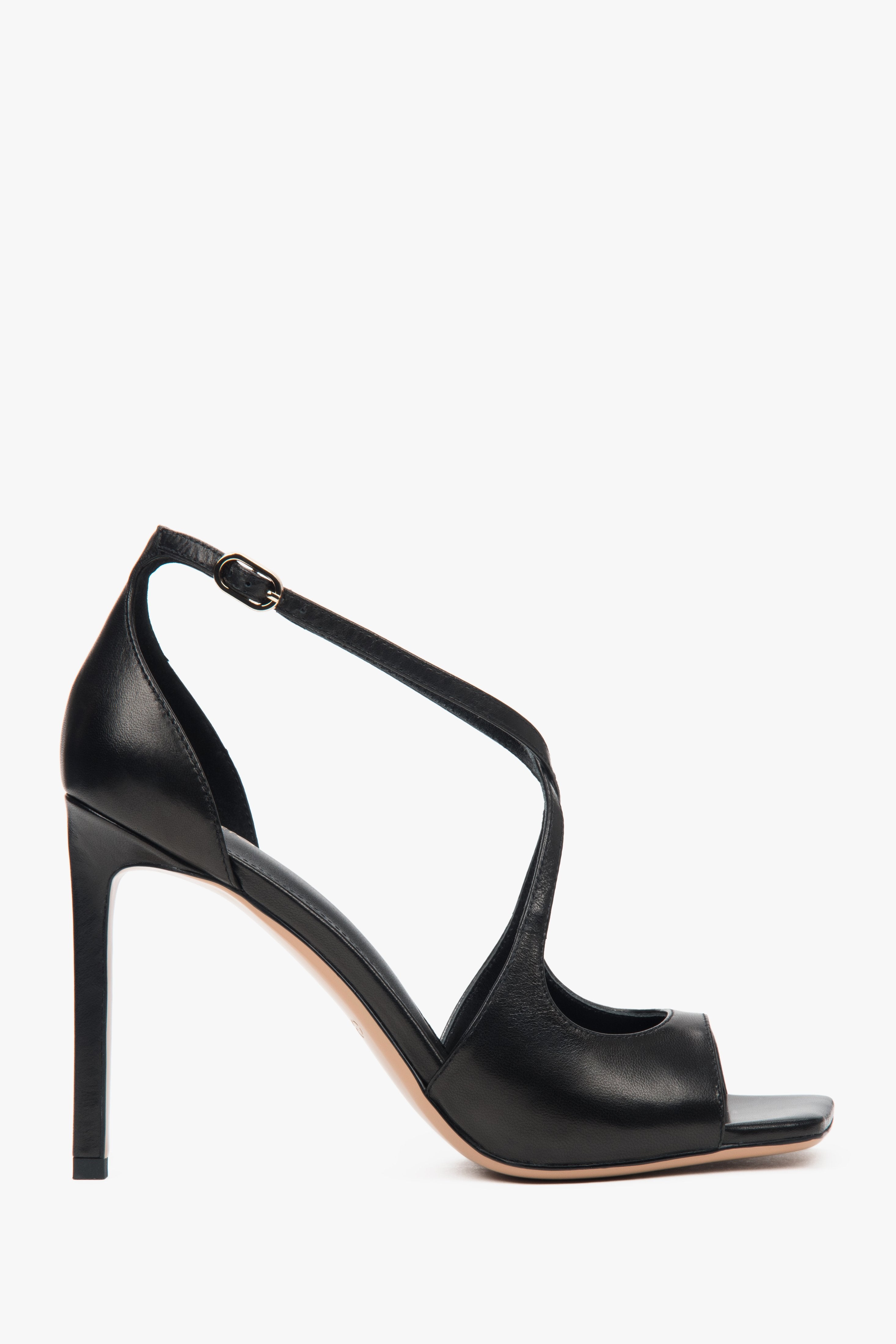 Schwarze Damen-Sandaletten von Estro mit hohem Stiletto-Absatz und dekorativem Verschluss.