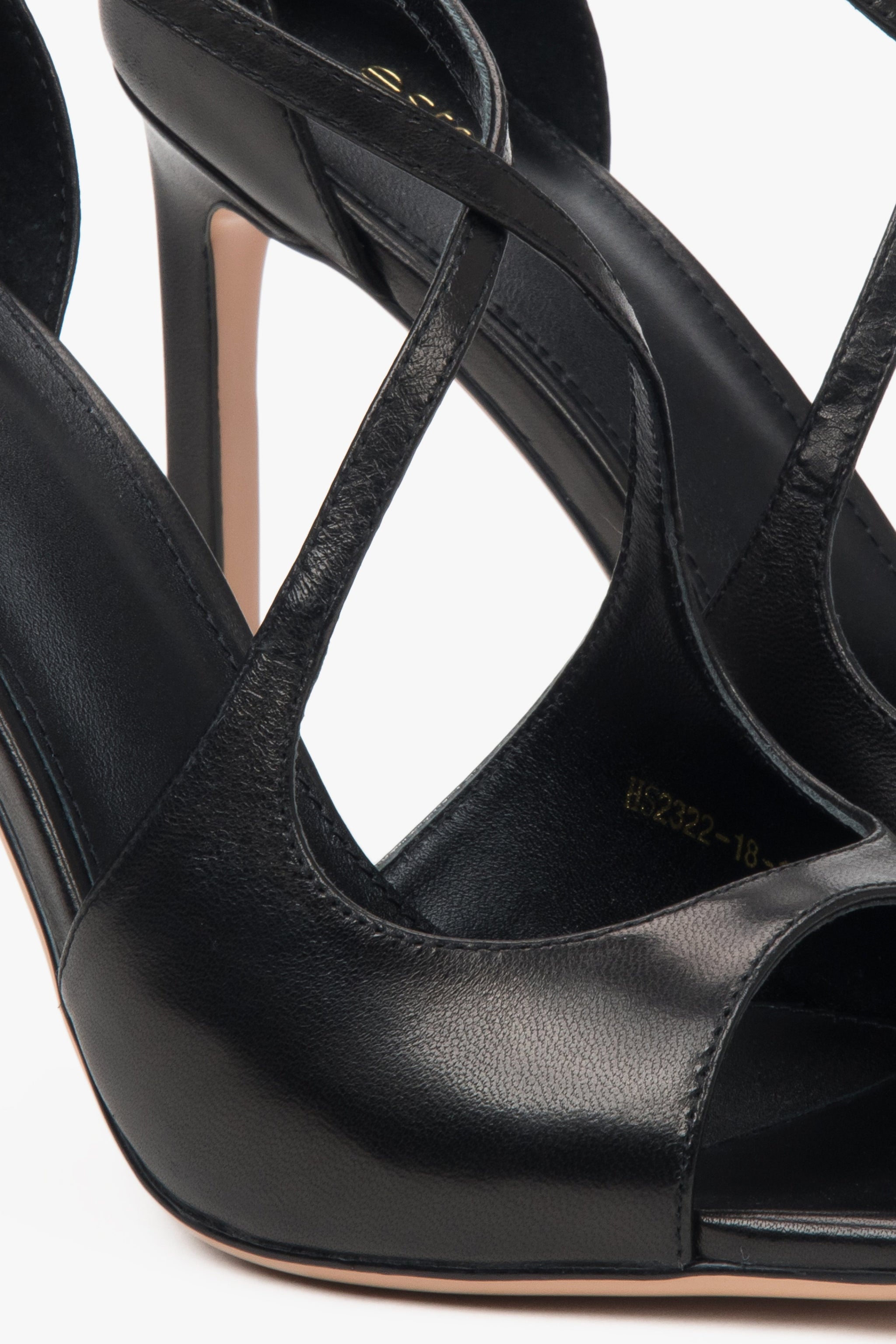 Hochwertige schwarze Leder-Sandaletten mit Stiletto-Absatz aus der aktuellen Estro Kollektion.