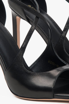 Hochwertige schwarze Leder-Sandaletten mit Stiletto-Absatz aus der aktuellen Estro Kollektion.
