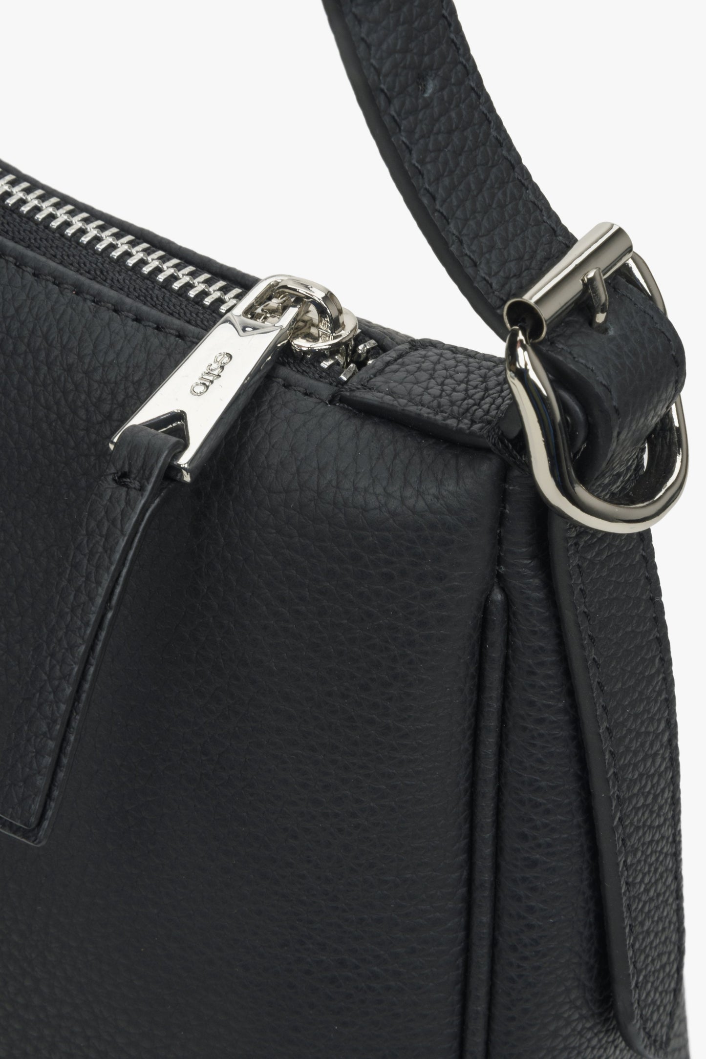 Schwarze Leder-Umhängetasche – Nahaufnahme der Details.