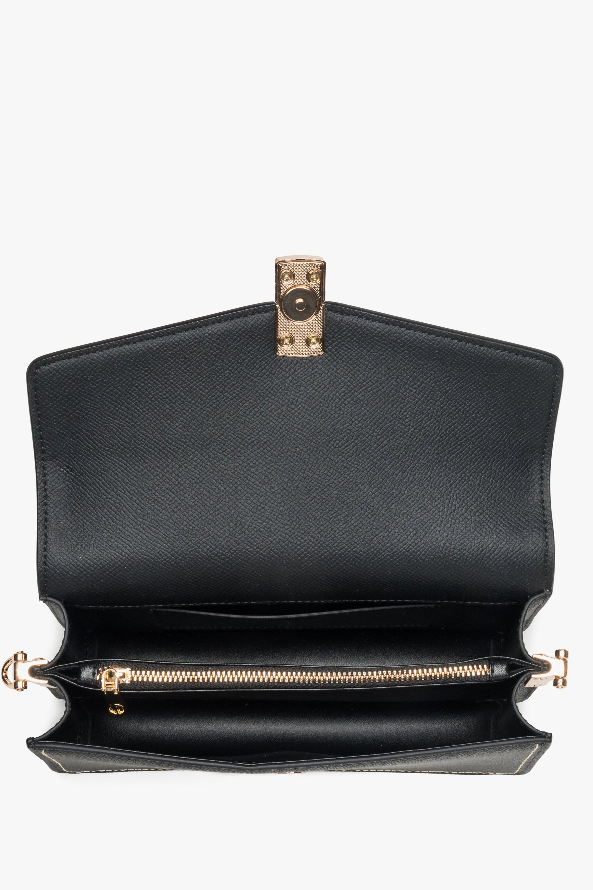 Seitenansicht der schwarzen Estro Ledertasche mit goldenem Verschluss.