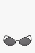 Frontale Ansicht der schwarzen Damen-Sonnenbrille mit markanter sechseckiger Form und dünner Fassung 