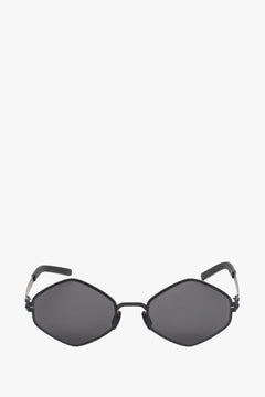 Frontale Ansicht der schwarzen Damen-Sonnenbrille mit markanter sechseckiger Form und dünner Fassung 