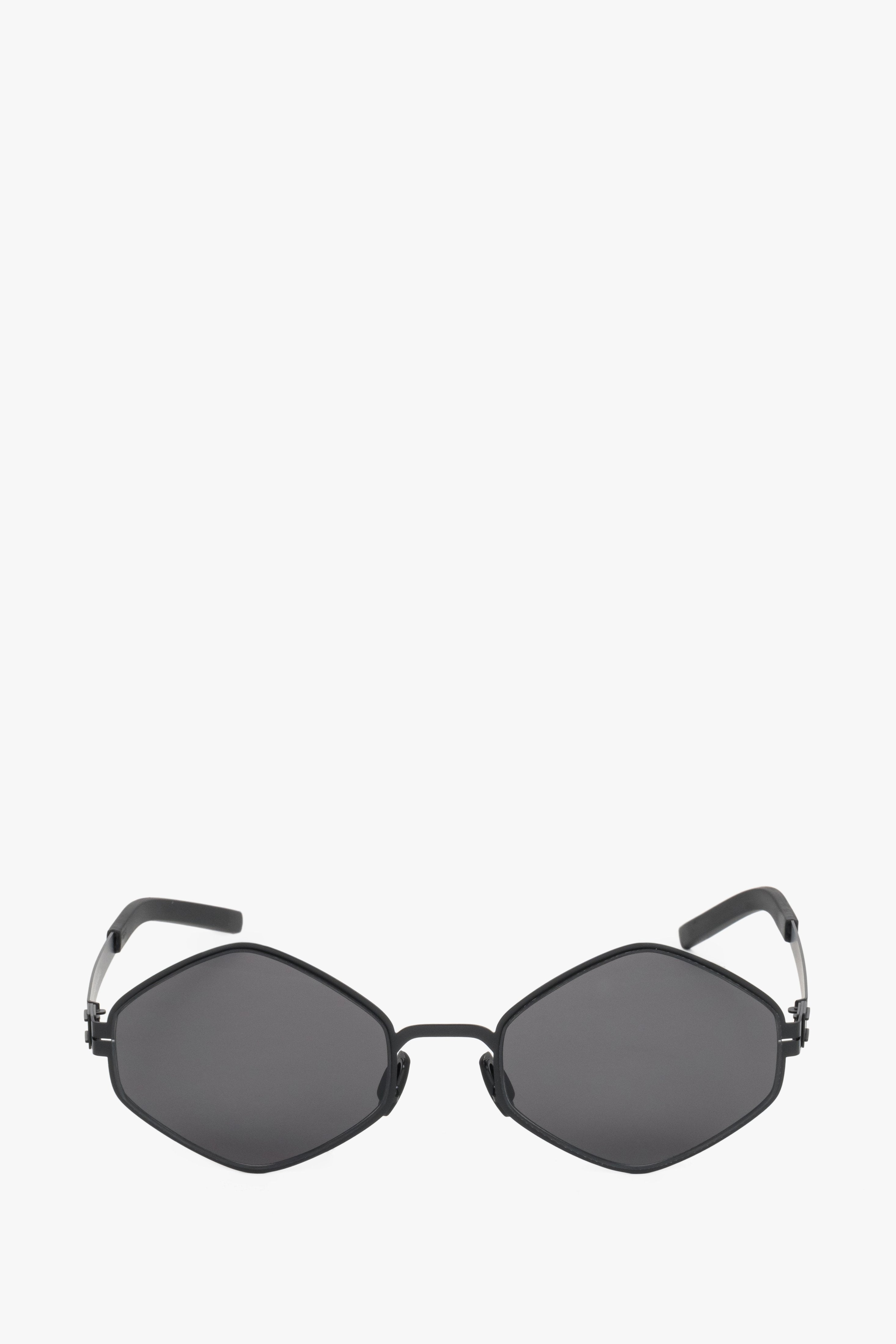 Frontale Ansicht der schwarzen Damen-Sonnenbrille mit markanter sechseckiger Form und dünner Fassung 