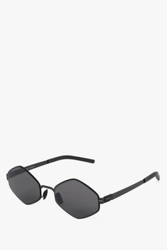 Schrägansicht der schwarzen Sonnenbrille, die das eckige Profil und die schlanken Edelstahlbügel zeigt