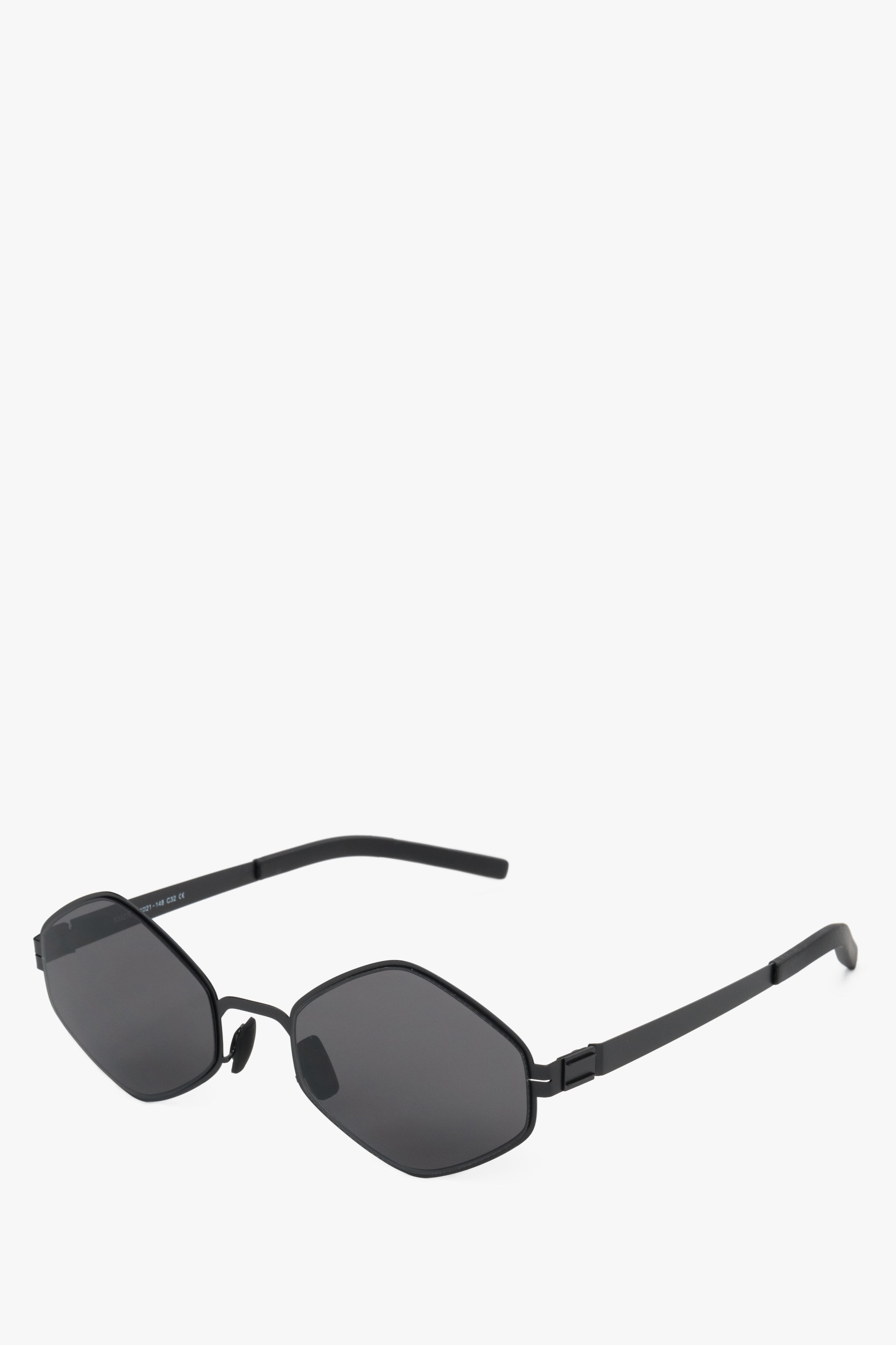 Schrägansicht der schwarzen Sonnenbrille, die das eckige Profil und die schlanken Edelstahlbügel zeigt