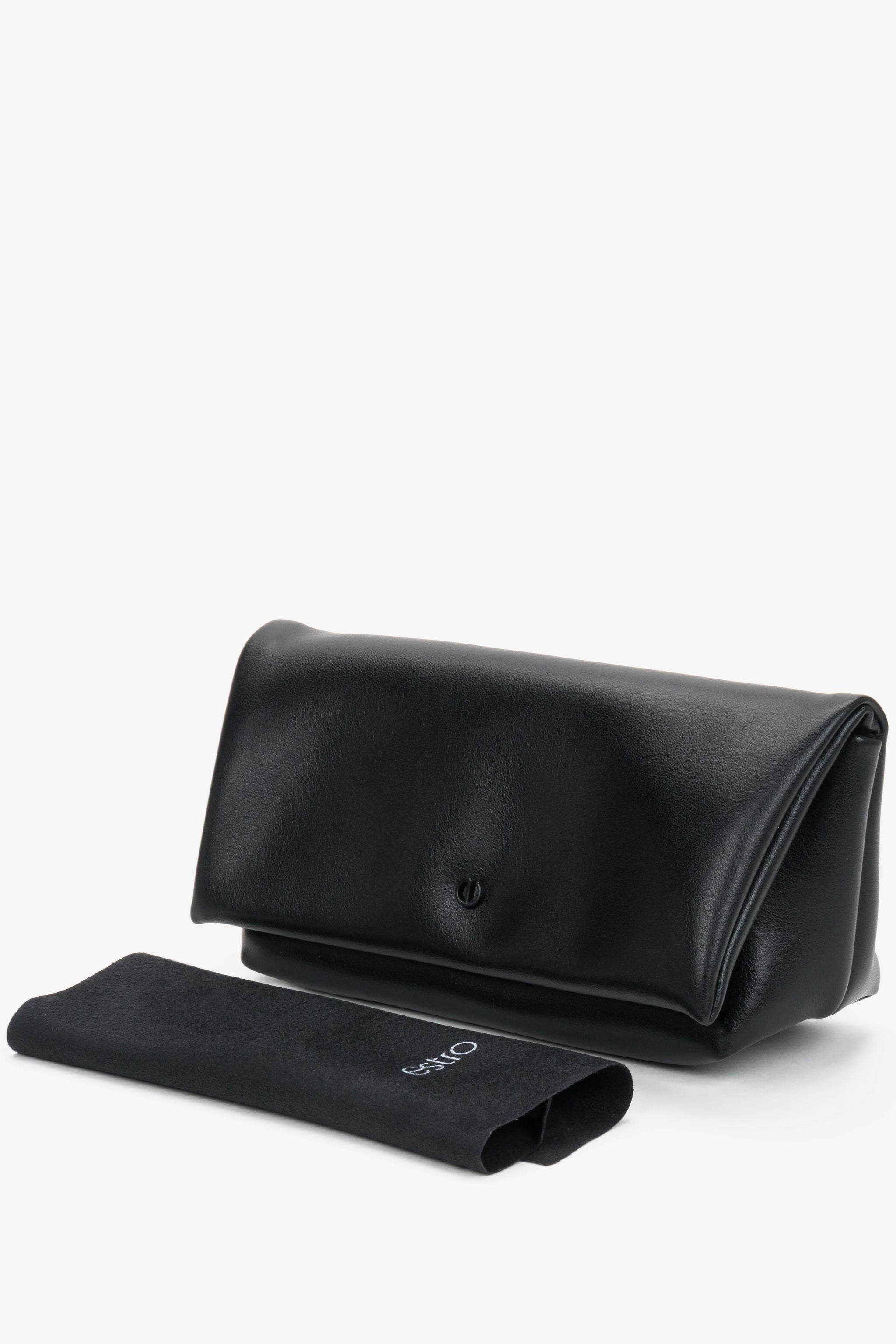 Das elegante schwarze Hartschalenetui von Estro, zusammen mit dem weichen Putztuch präsentiert 