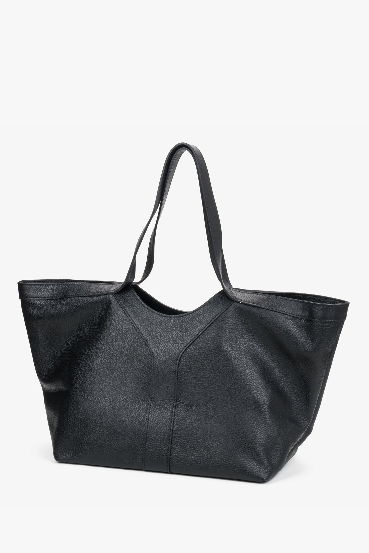 Seitenansicht des schwarzen Estro Shoppers mit stabilen Tragehenkeln i elegantem Design. 