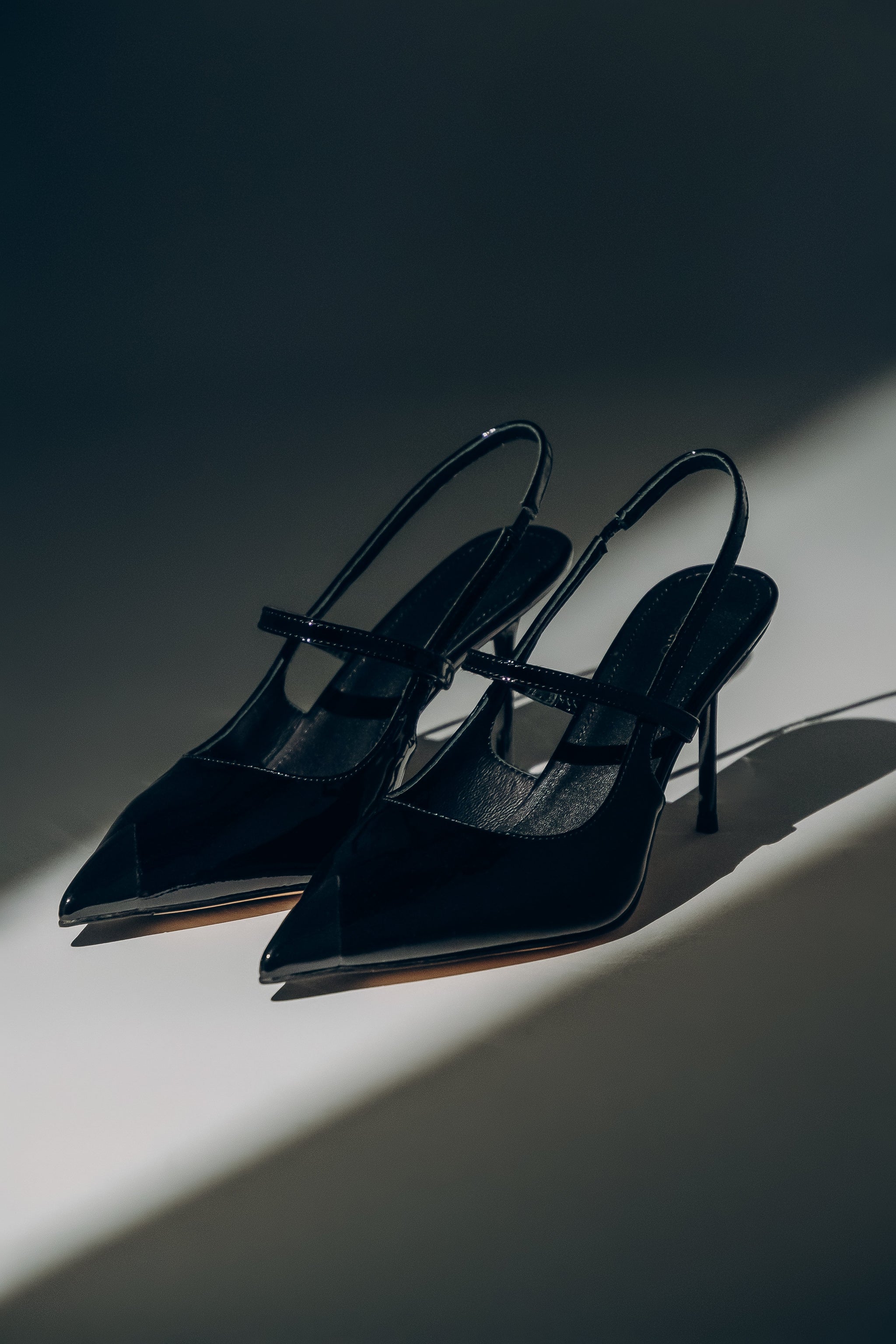 Schwarze Slingback-Pumps aus Lackleder mit spitzer Zehenpartie von Estro