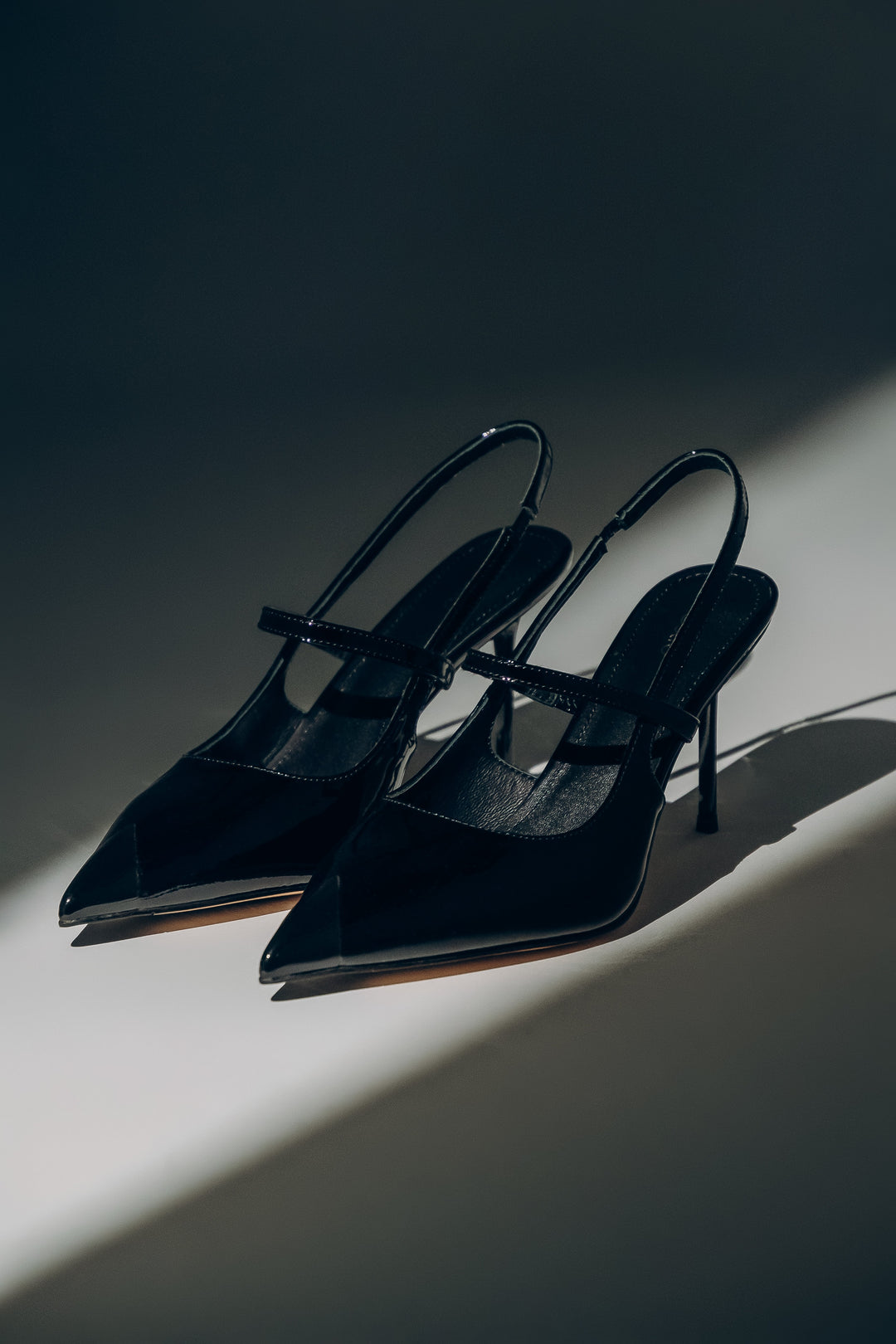 Schwarze Slingback-Pumps aus Lackleder mit spitzer Zehenpartie von Estro