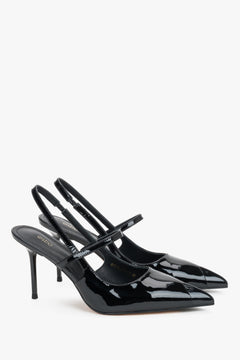 Seitenansicht der schwarzen Slingback-Pumps aus Lackleder von Estro