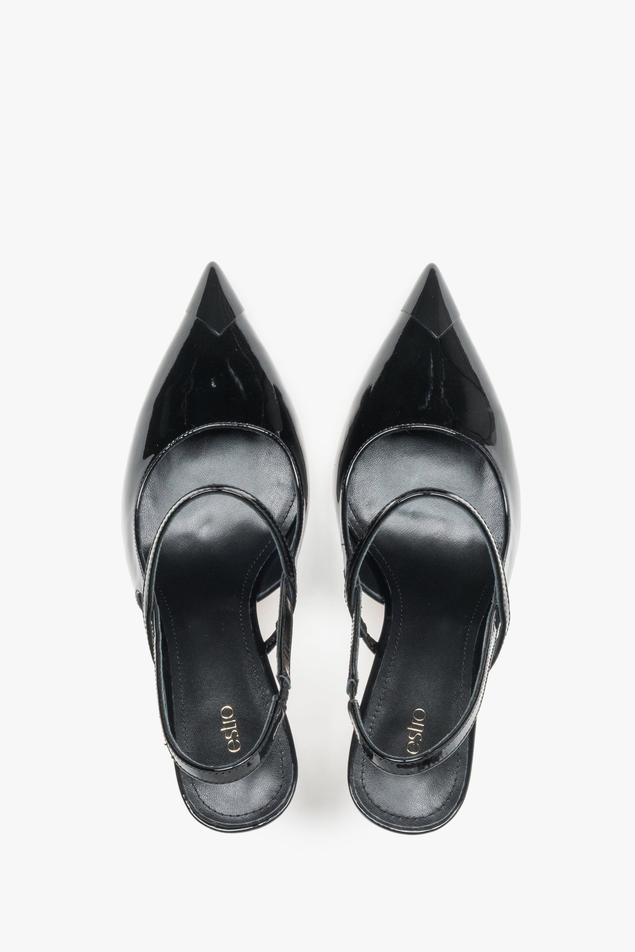 Paar schwarze Slingback-Pumps aus glänzendem Lackleder von Estro