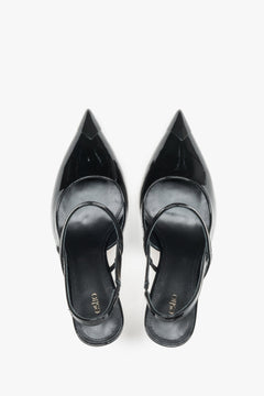 Paar schwarze Slingback-Pumps aus glänzendem Lackleder von Estro