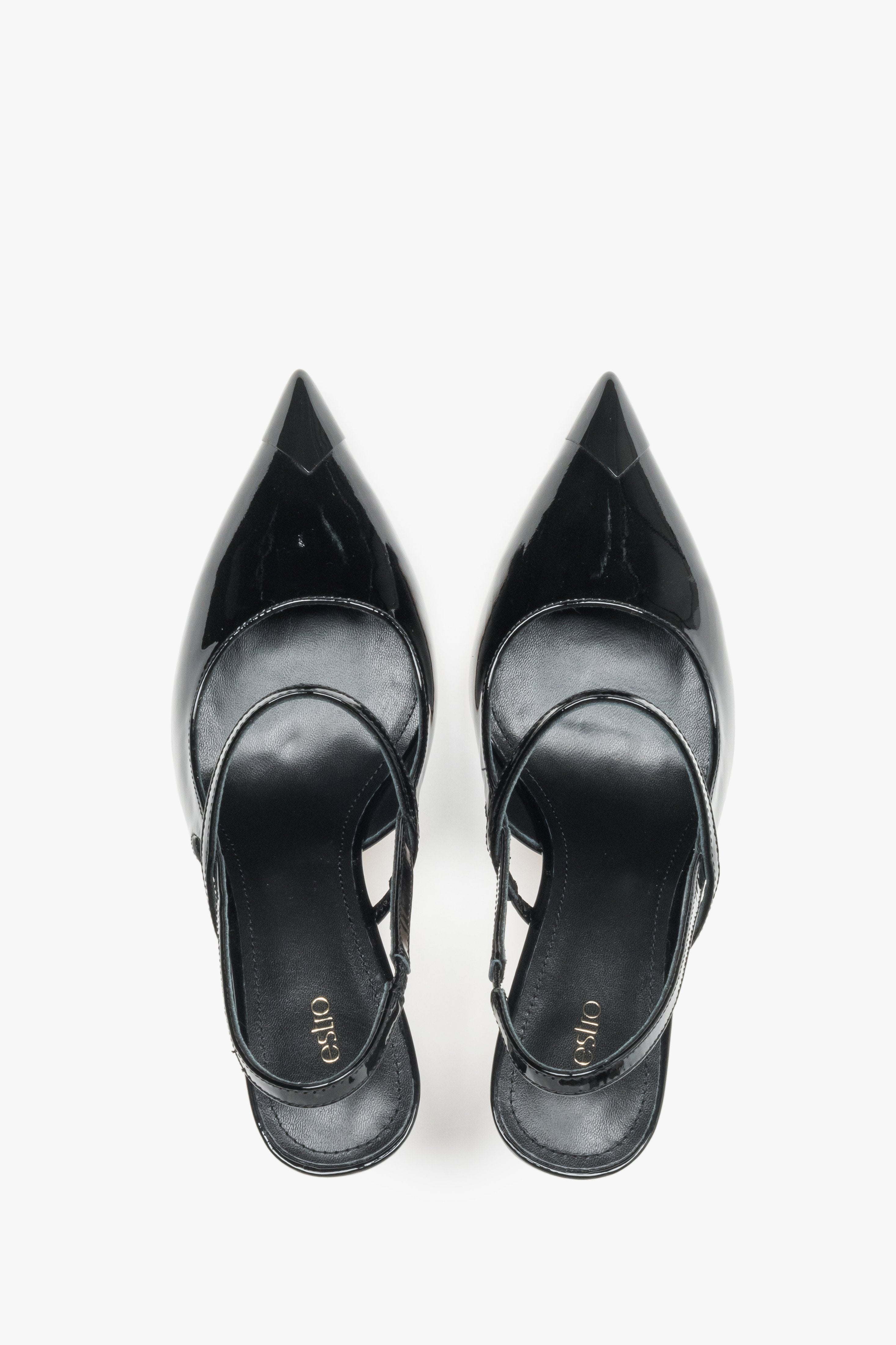 Paar schwarze Slingback-Pumps aus glänzendem Lackleder von Estro
