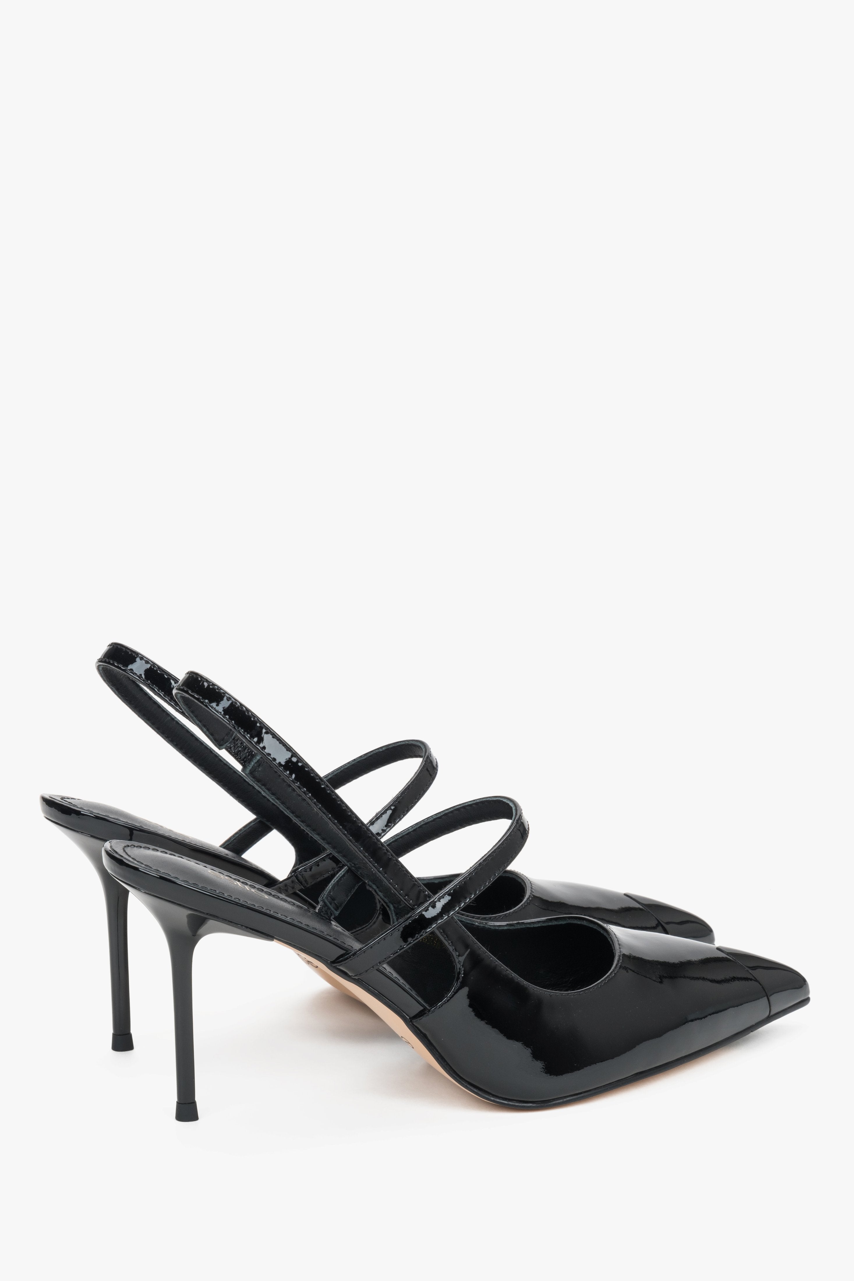 Schräge Ansicht der schwarzen Lackleder-Pumps mit spitzer Zehenpartie