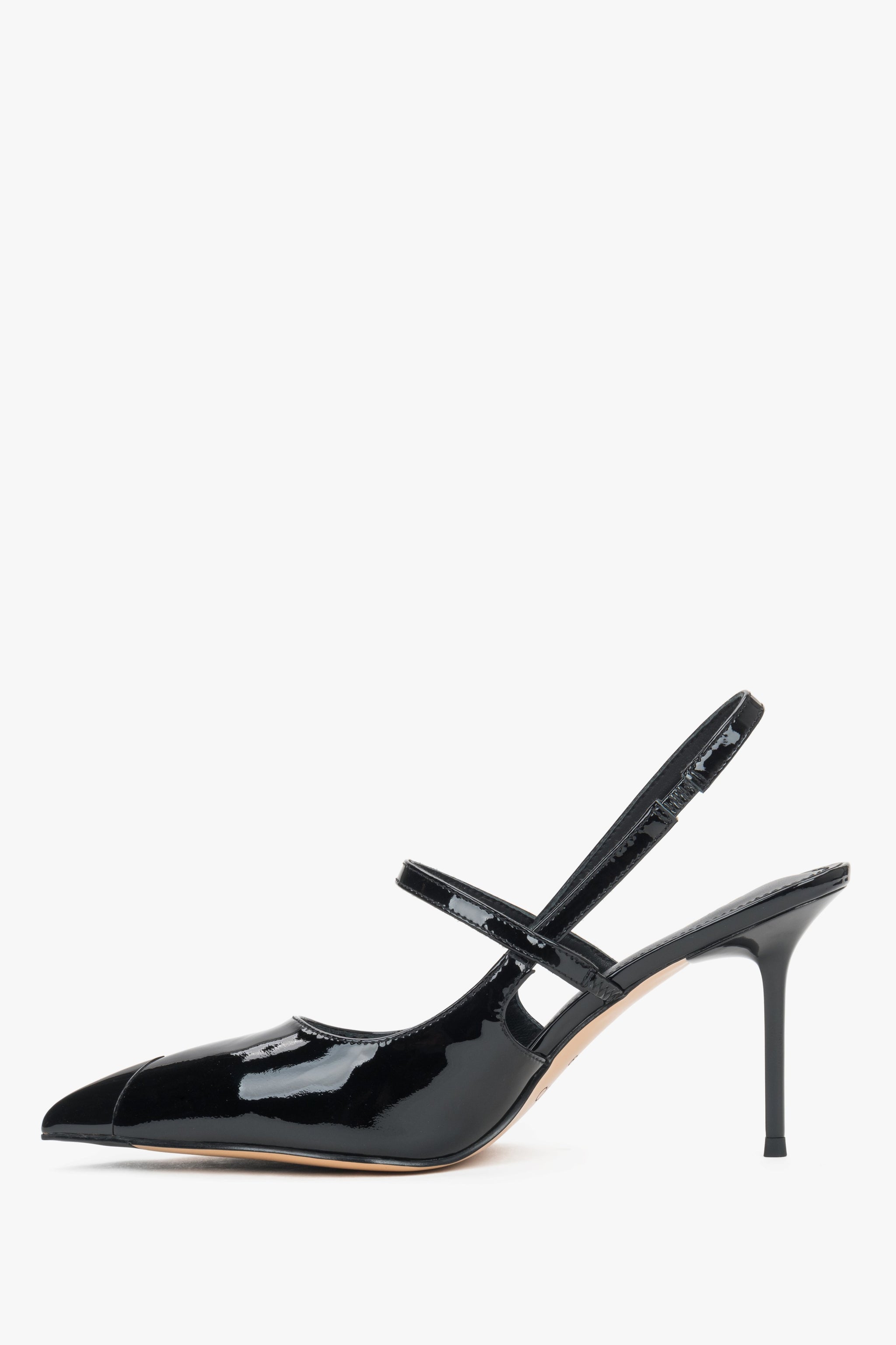 Seitenansicht der schwarzen Slingback-Pumps aus Lackleder mit Stilettoabsatz von Estro