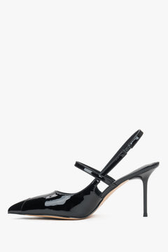 Seitenansicht der schwarzen Slingback-Pumps aus Lackleder mit Stilettoabsatz von Estro