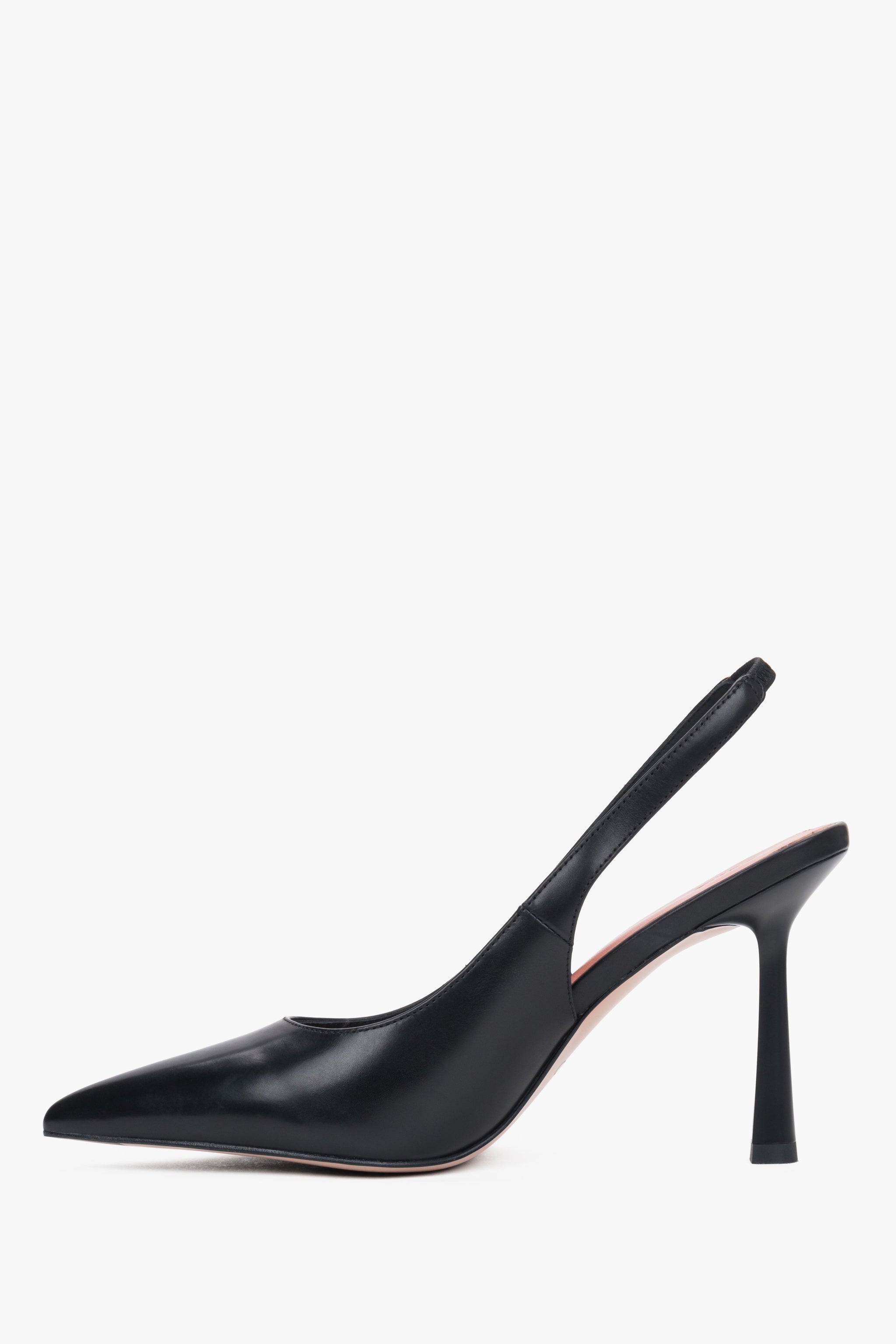 Flaches Seitenprofil der schwarzen High-Heel Slingpumps von Estro.