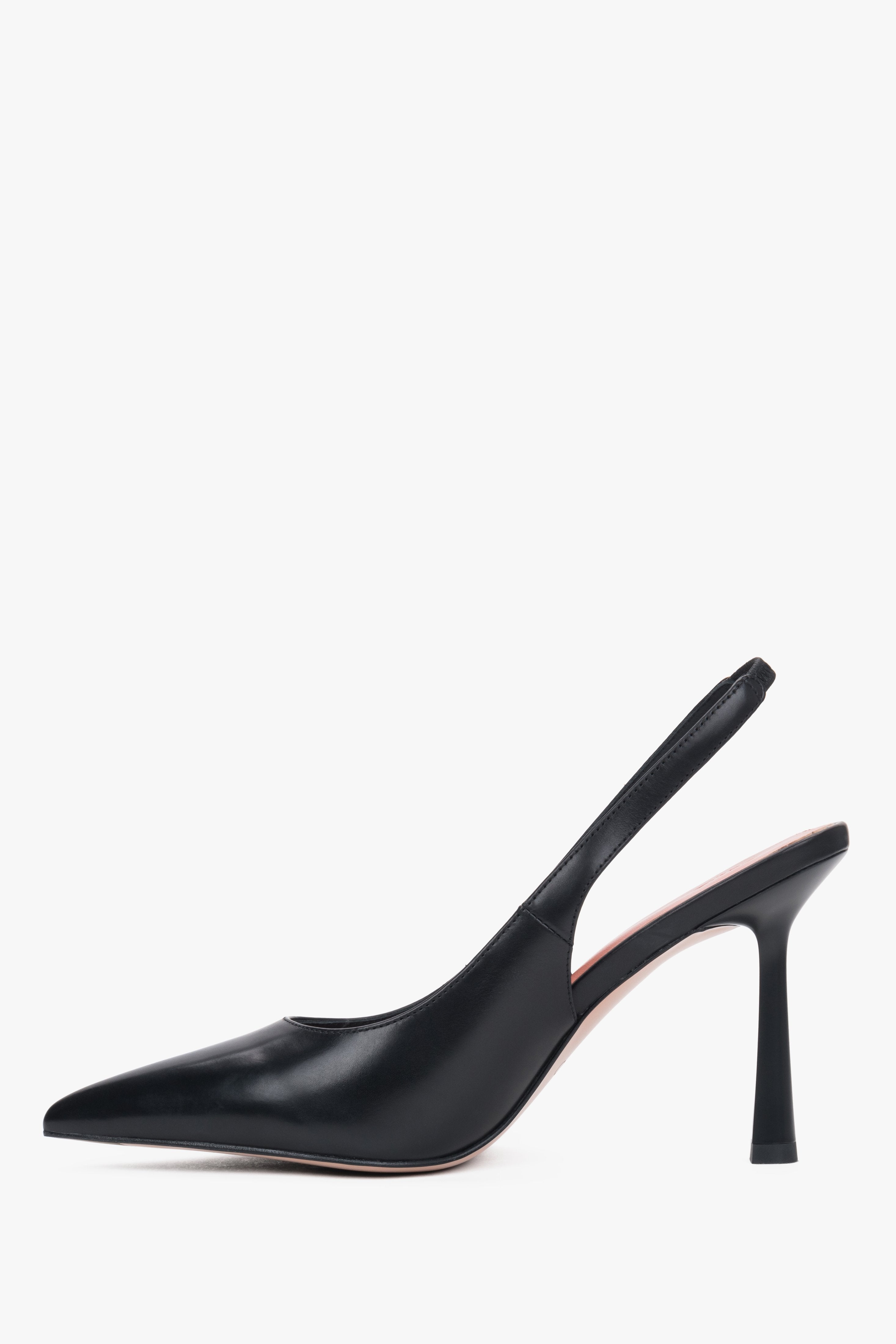 Flaches Seitenprofil der schwarzen High-Heel Slingpumps von Estro.