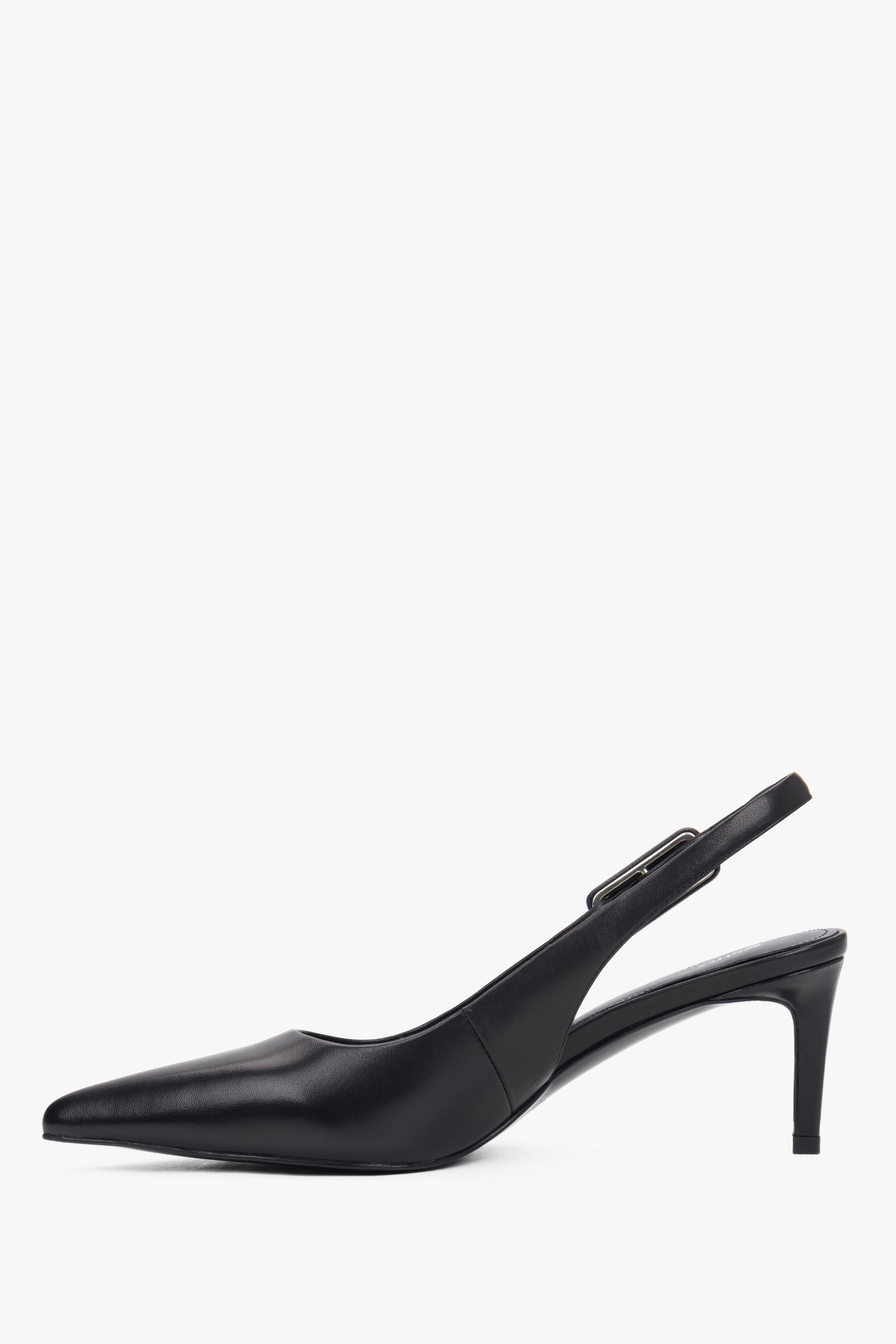 Seitenansicht der schwarzen Slingback-Pumps aus Leder von Estro