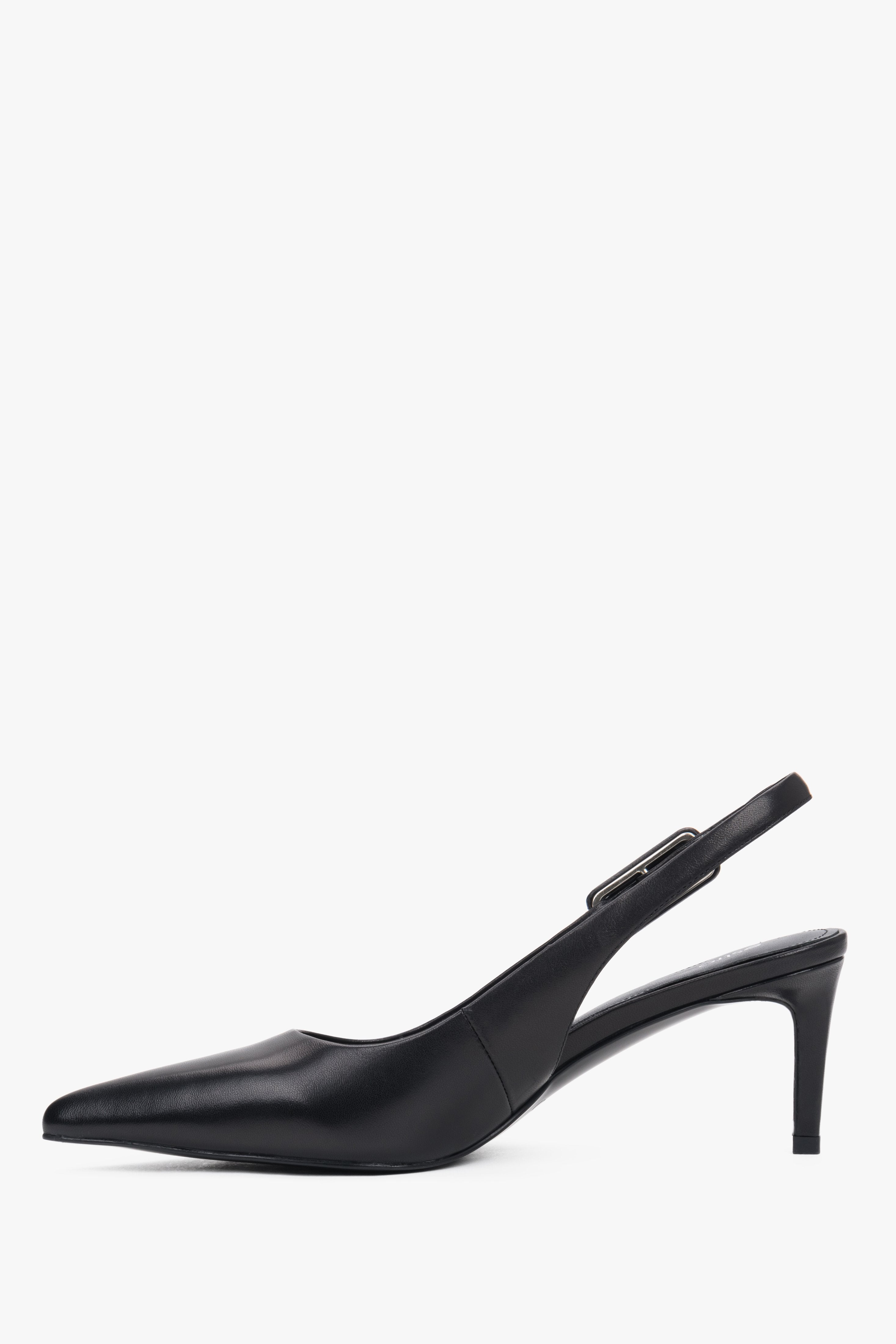 Seitenansicht der schwarzen Slingback-Pumps aus Leder von Estro