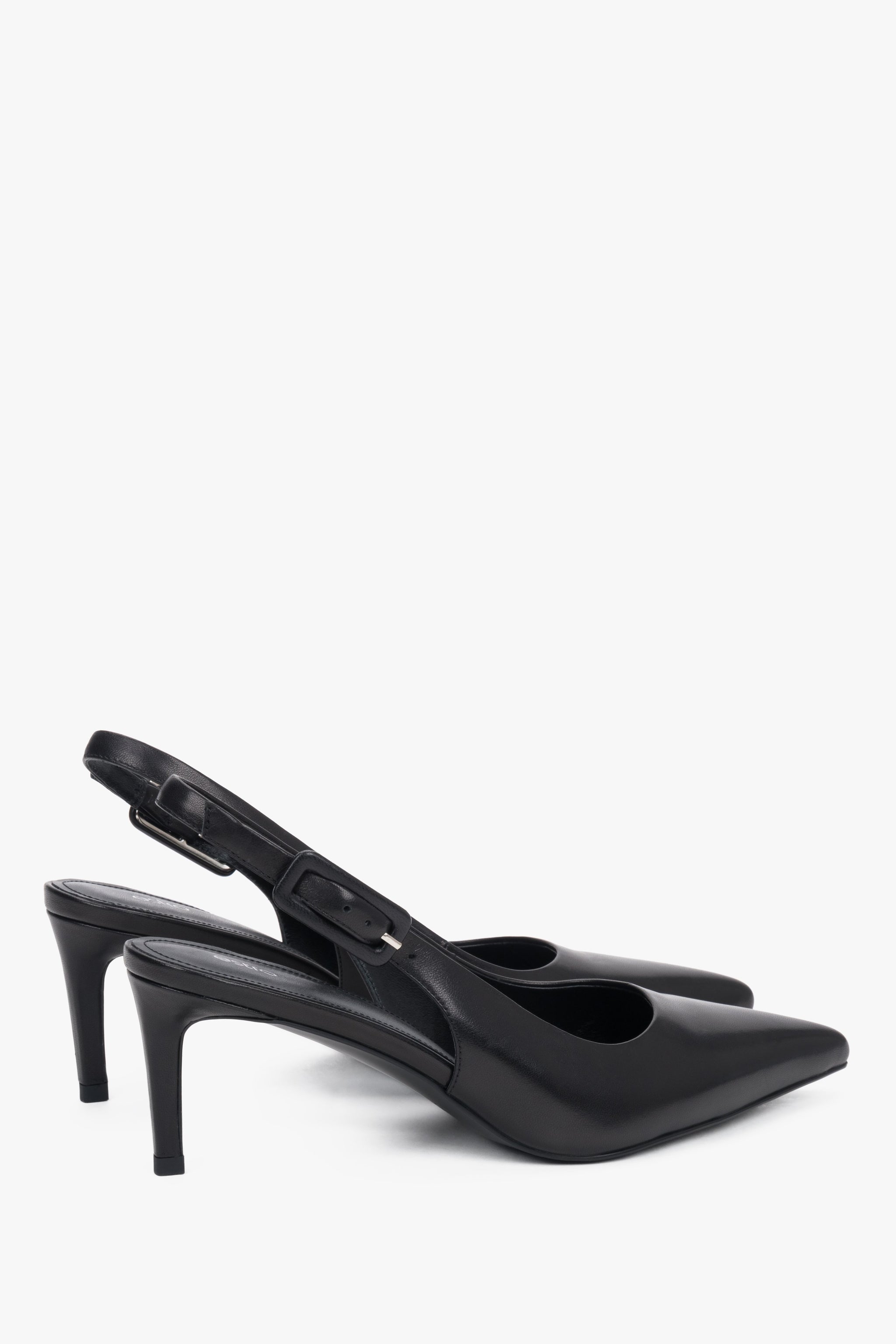Schräge Ansicht der schwarzen Slingback-Pumps mit silberner Schnalle
