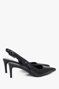 Schräge Ansicht der schwarzen Slingback-Pumps mit silberner Schnalle
