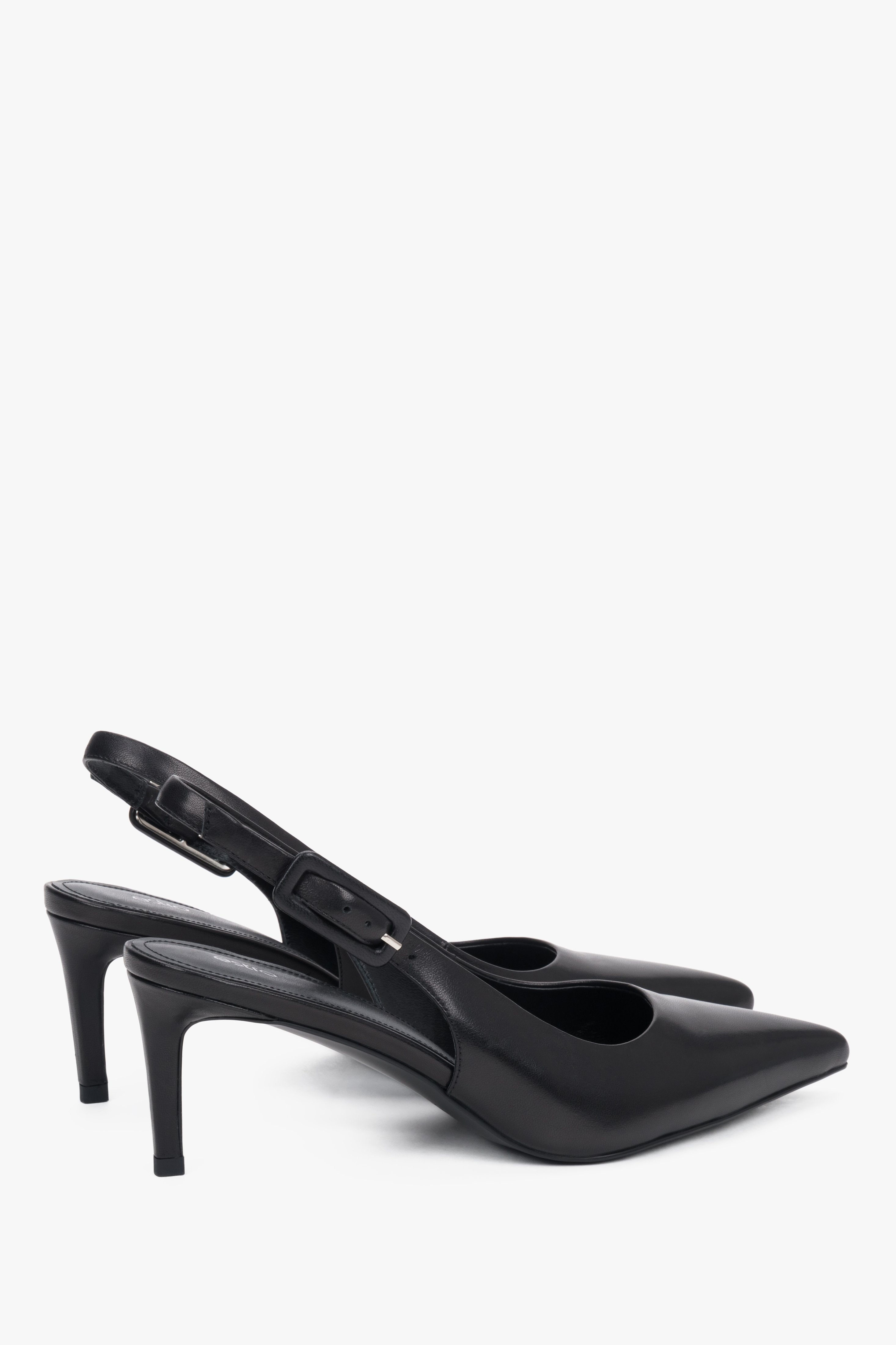Schräge Ansicht der schwarzen Slingback-Pumps mit silberner Schnalle