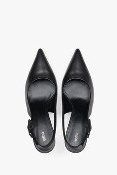 Paar schwarze Slingback-Pumps aus Leder von oben