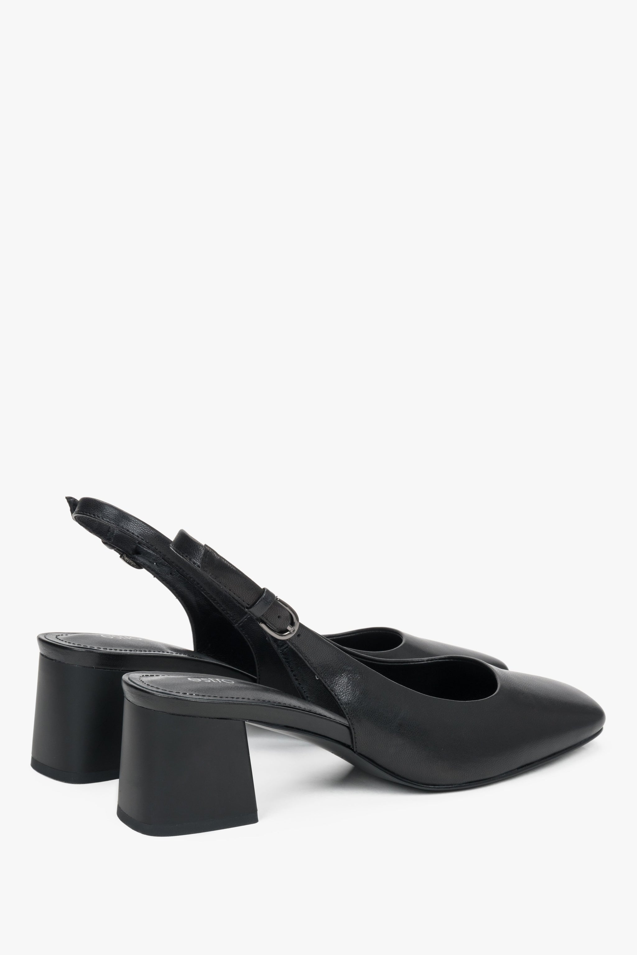 Schräge Ansicht der schwarzen Slingback-Pumps aus Leder von Estro