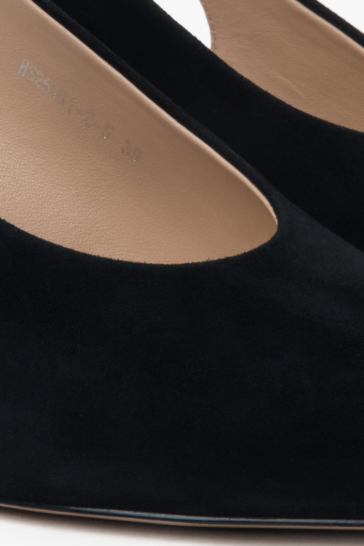 Klassische schwarze Velour-Slingbacks von Estro – Details.