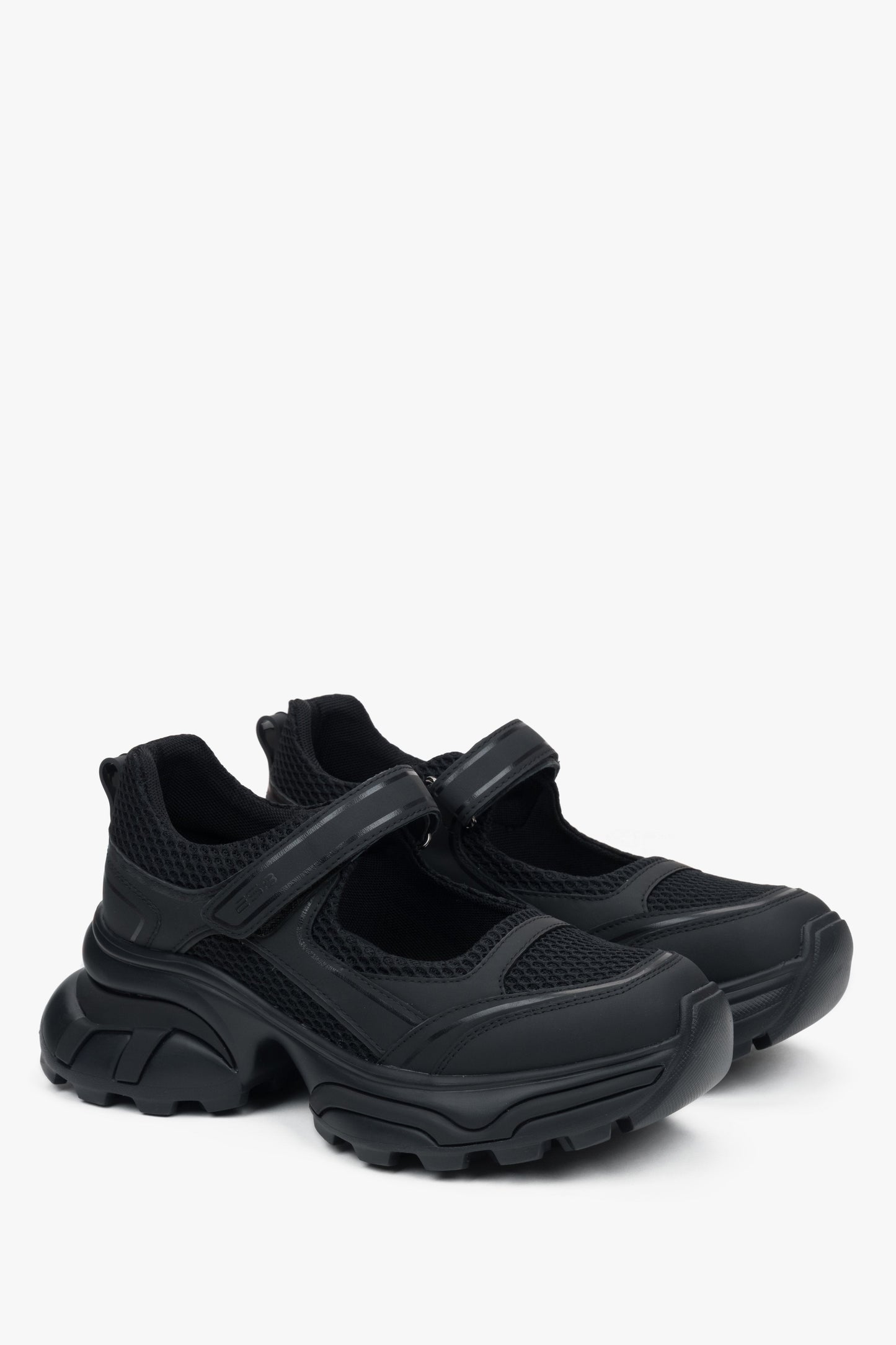 Moderne schwarze Damen-Sneaker ES8 im Sandalen-Design, aus Leder und atmungsaktiven Materialien – perfekt für warme Tage und sommerliche Outfits.