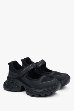 Moderne schwarze Damen-Sneaker ES8 im Sandalen-Design, aus Leder und atmungsaktiven Materialien – perfekt für warme Tage und sommerliche Outfits.