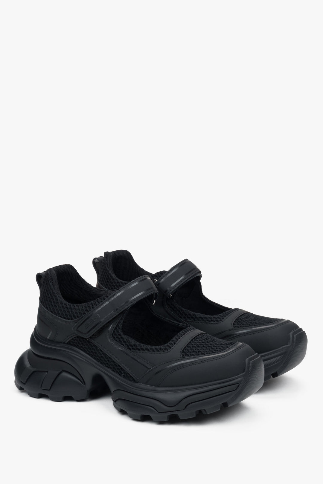 Moderne schwarze Damen-Sneaker ES8 im Sandalen-Design, aus Leder und atmungsaktiven Materialien – perfekt für warme Tage und sommerliche Outfits.