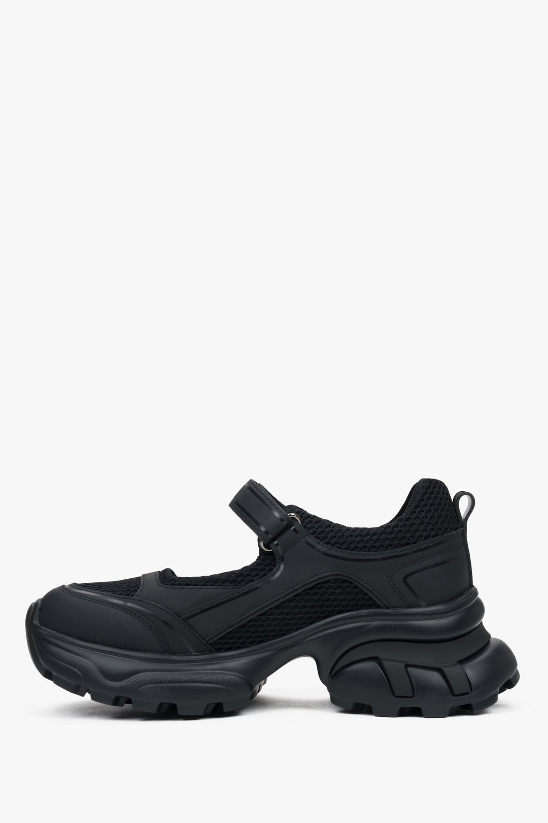 Schwarze Damen-Sneaker ES8 – verbinden die Atmungsaktivität von Sandalen mit einem dezenten Design, gefertigt aus Leder und atmungsaktiven Textilien.