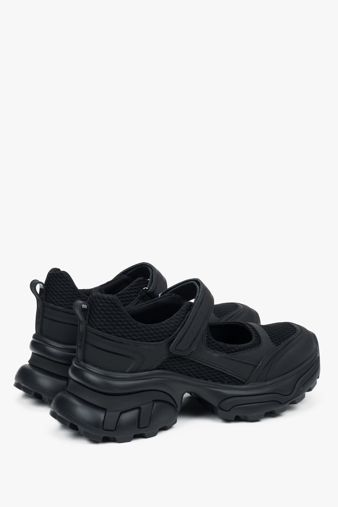 Schwarze Damen-Sneaker ES8 mit Sandalen-Design, aus Leder und atmungsaktiven Textilien.