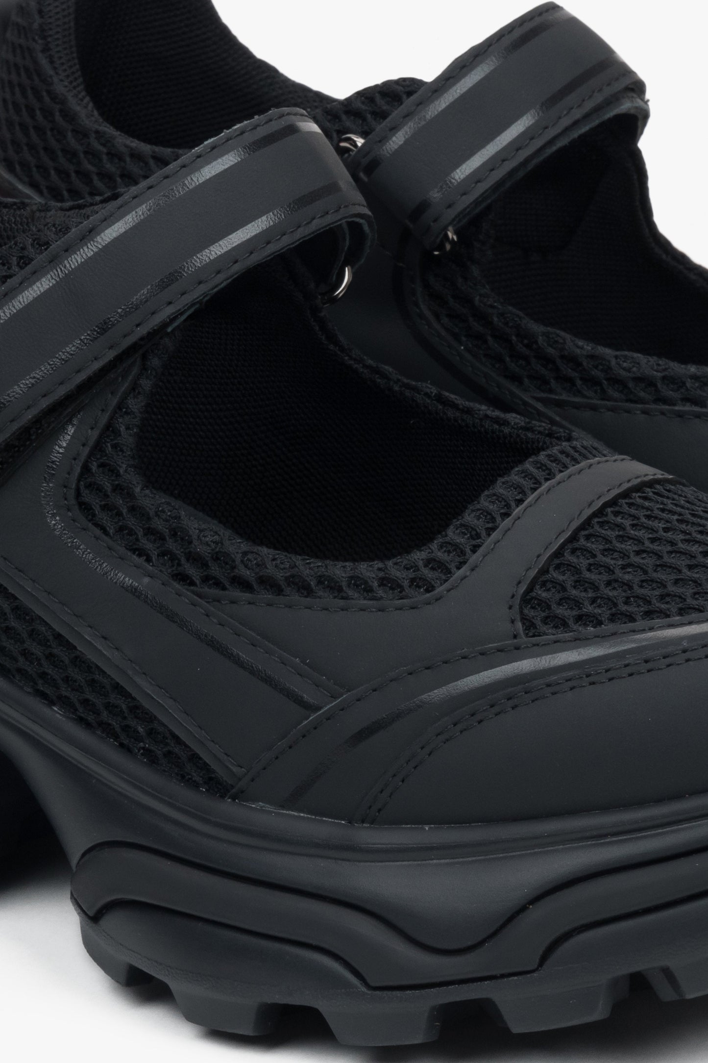 Schwarze Damen-Sneaker ES8 mit Sandalen-Design, aus Leder und atmungsaktiven Textilien – Nahaufnahme der Details.